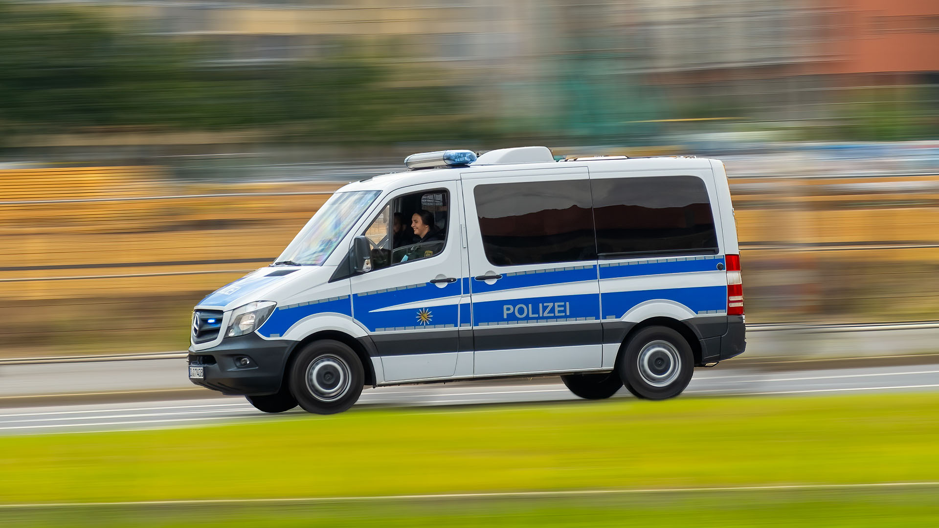 Streifenwagen der Polizei auf der Fahrt