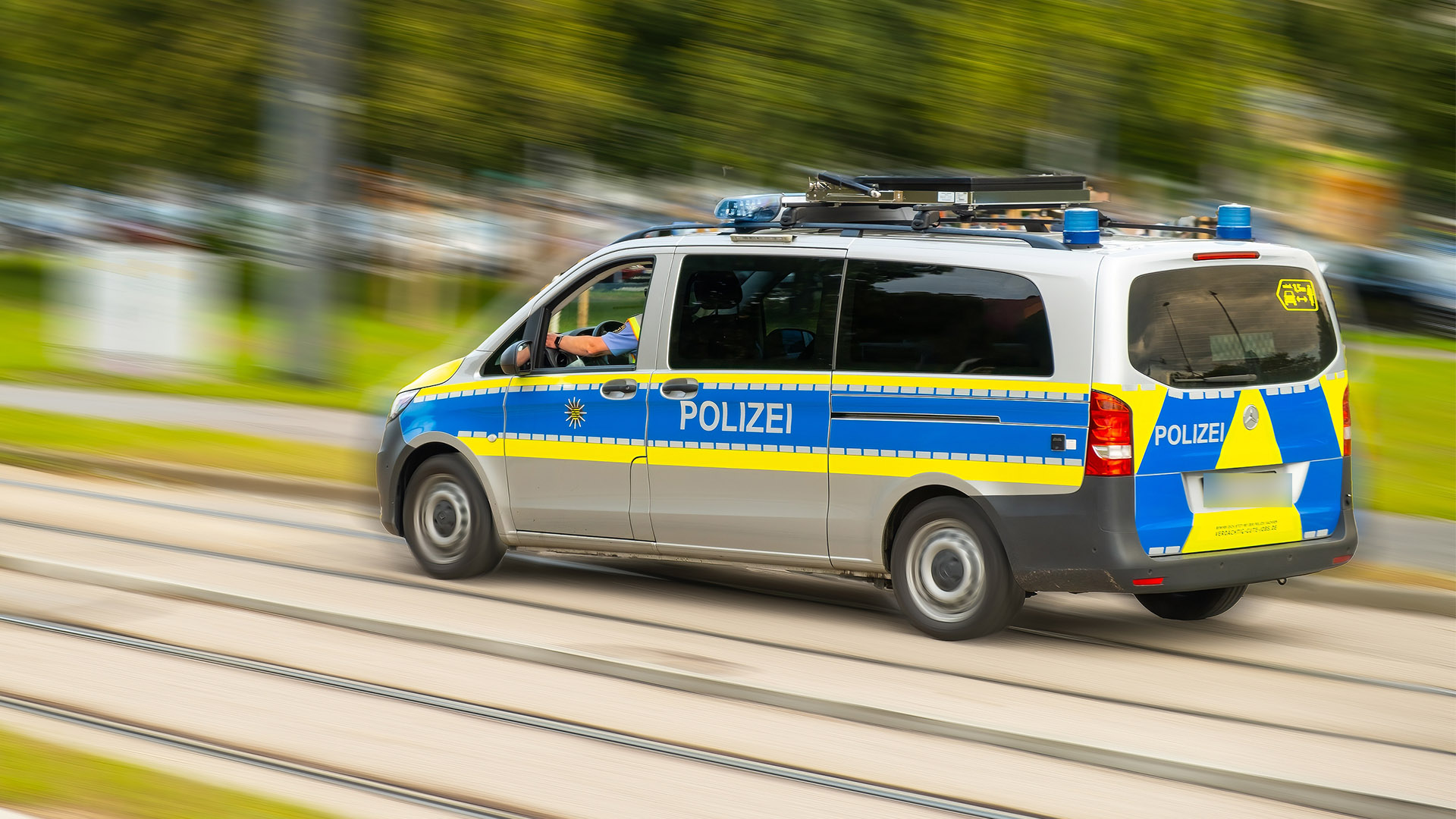 Streifenwagen der Polizei auf der Fahrt