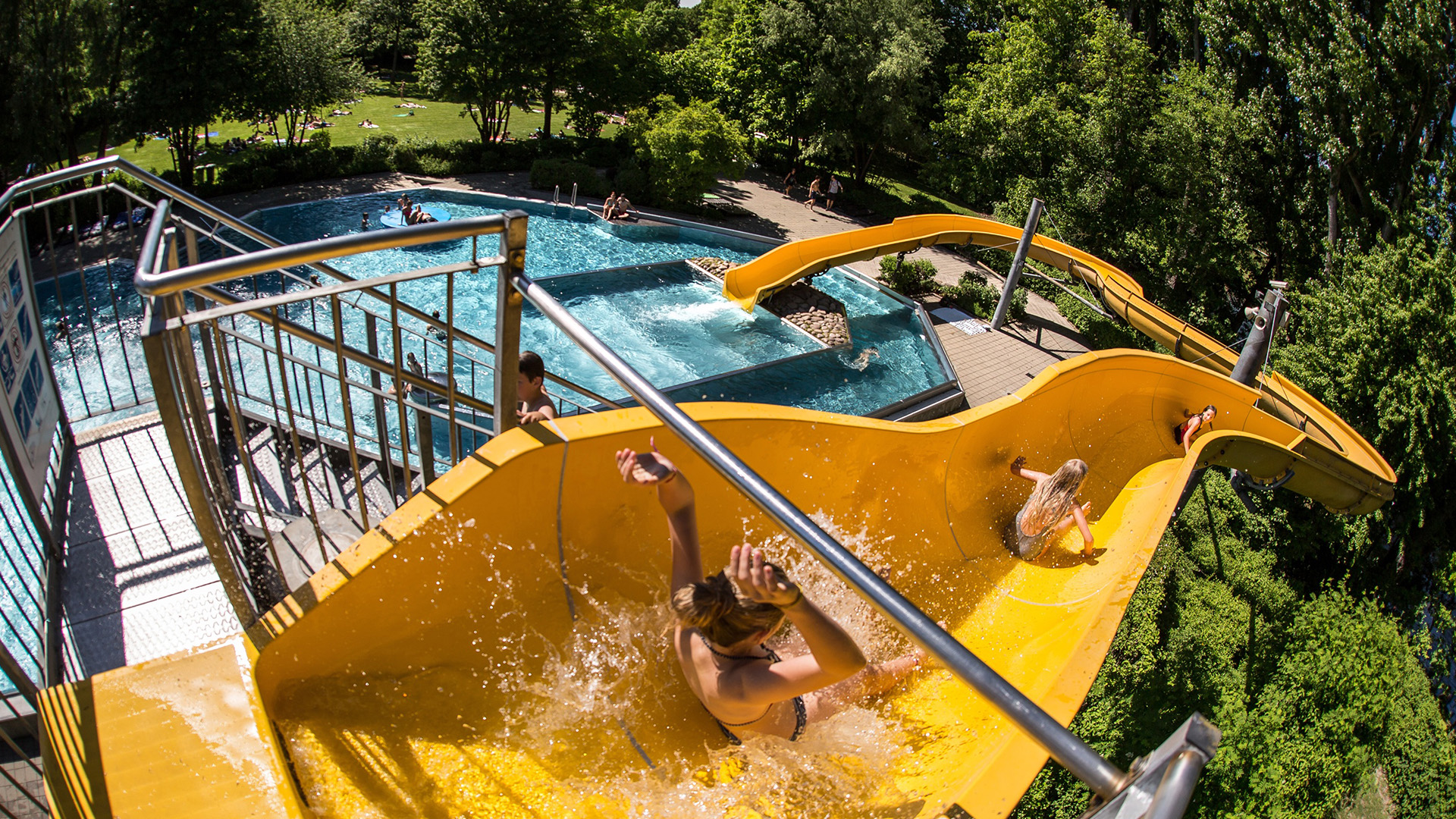 Wasserspaß auf der großen gelben Wasserrutsche im das Stadtwerk.Wöhrdbad 