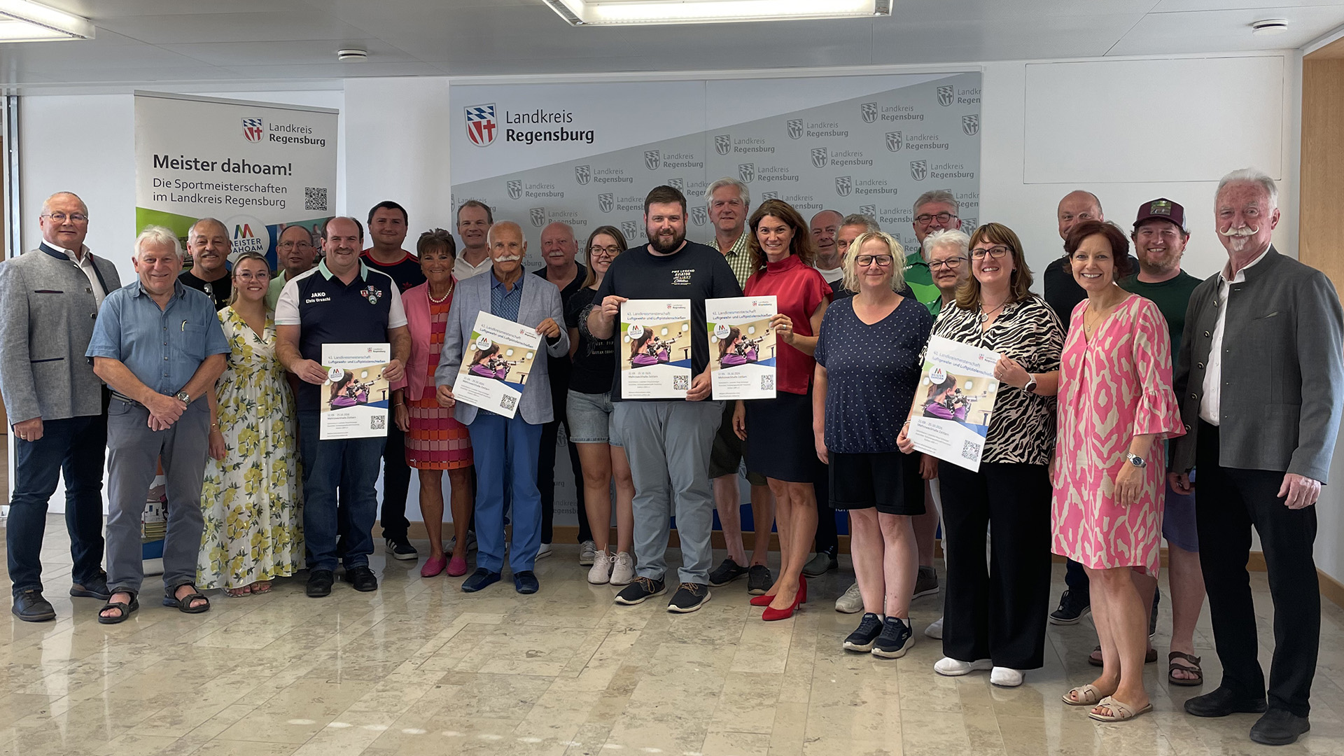 Landrätin Tanja Schweiger (elfte von rechts) mit Vertretern der Schützenvereine im Landkreis Regensburg beim Austausch über die künftigen Landkreismeisterschaften im Sportschießen. 