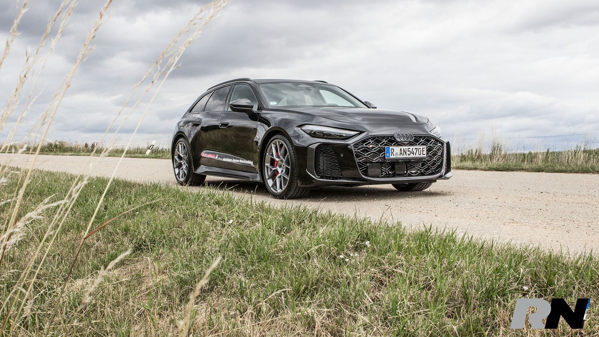 Audi RS 5 Avant in Schwarz auf einer Feldstraße