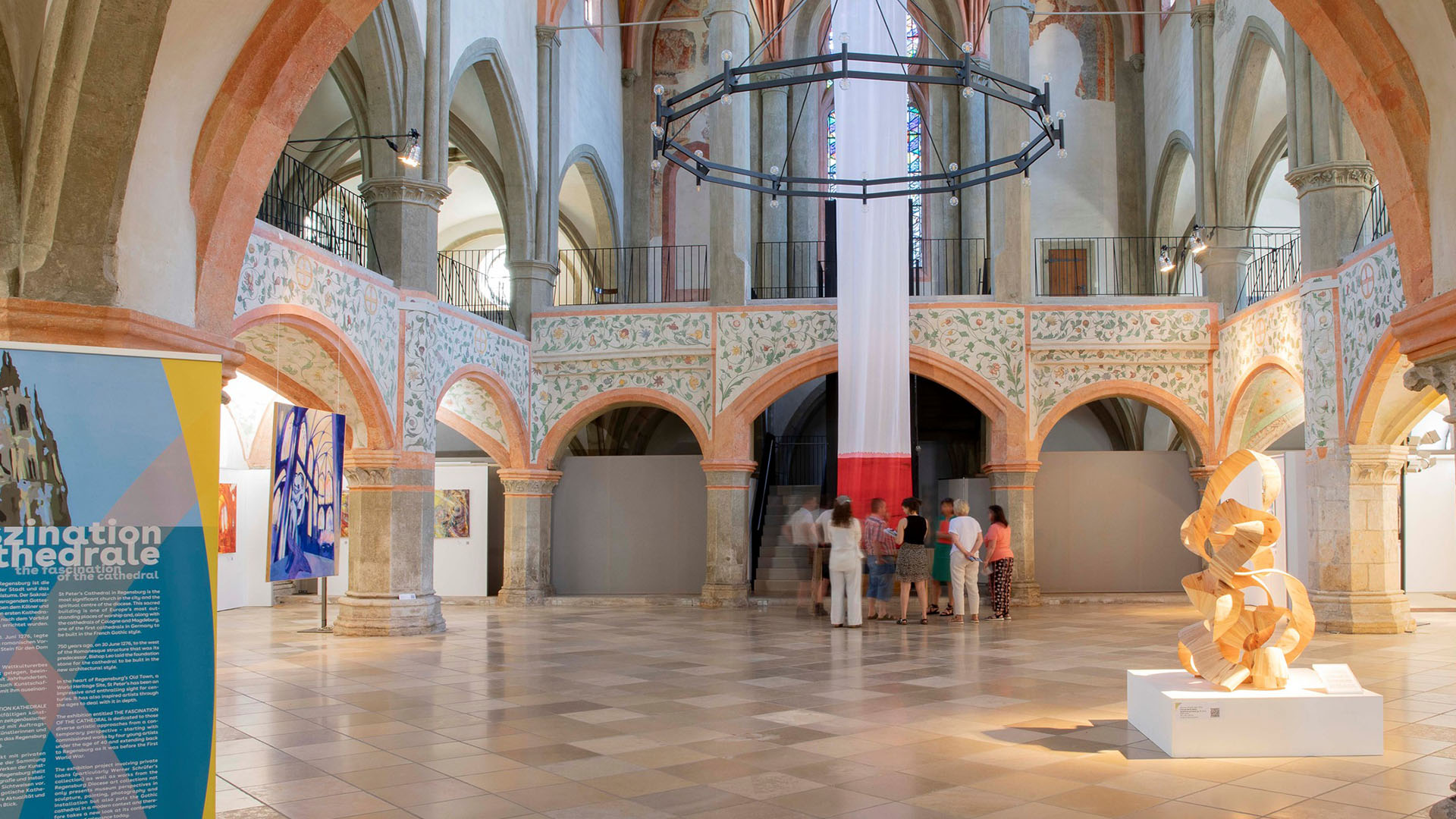 Blick in den Ausstellungsraum mit einer Gruppe Besuchender beim Werk „Aufnehmen“ (2026) von Paula Dischinger. 
