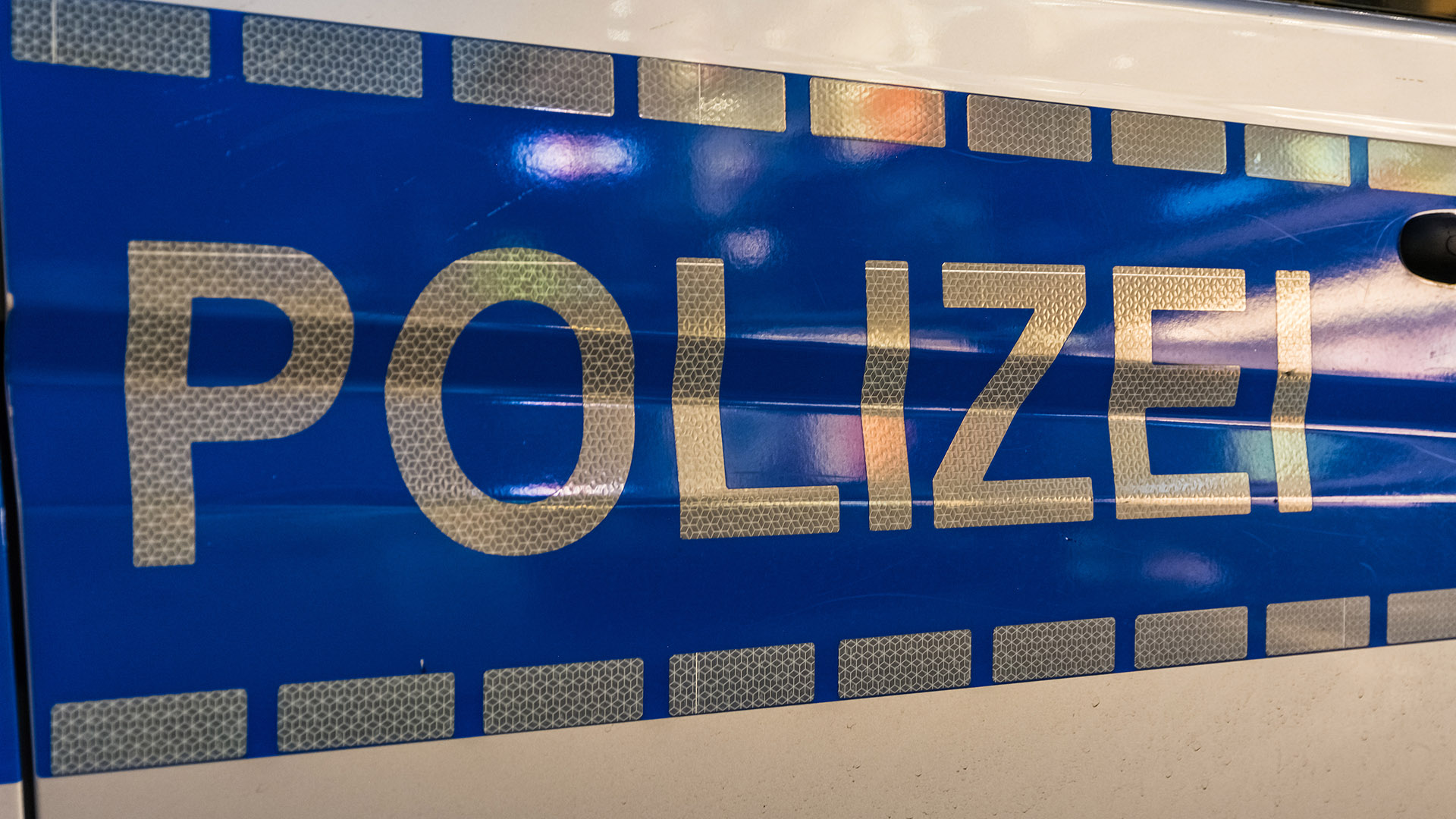 Schriftzug POLIZEI auf Streifenwagen