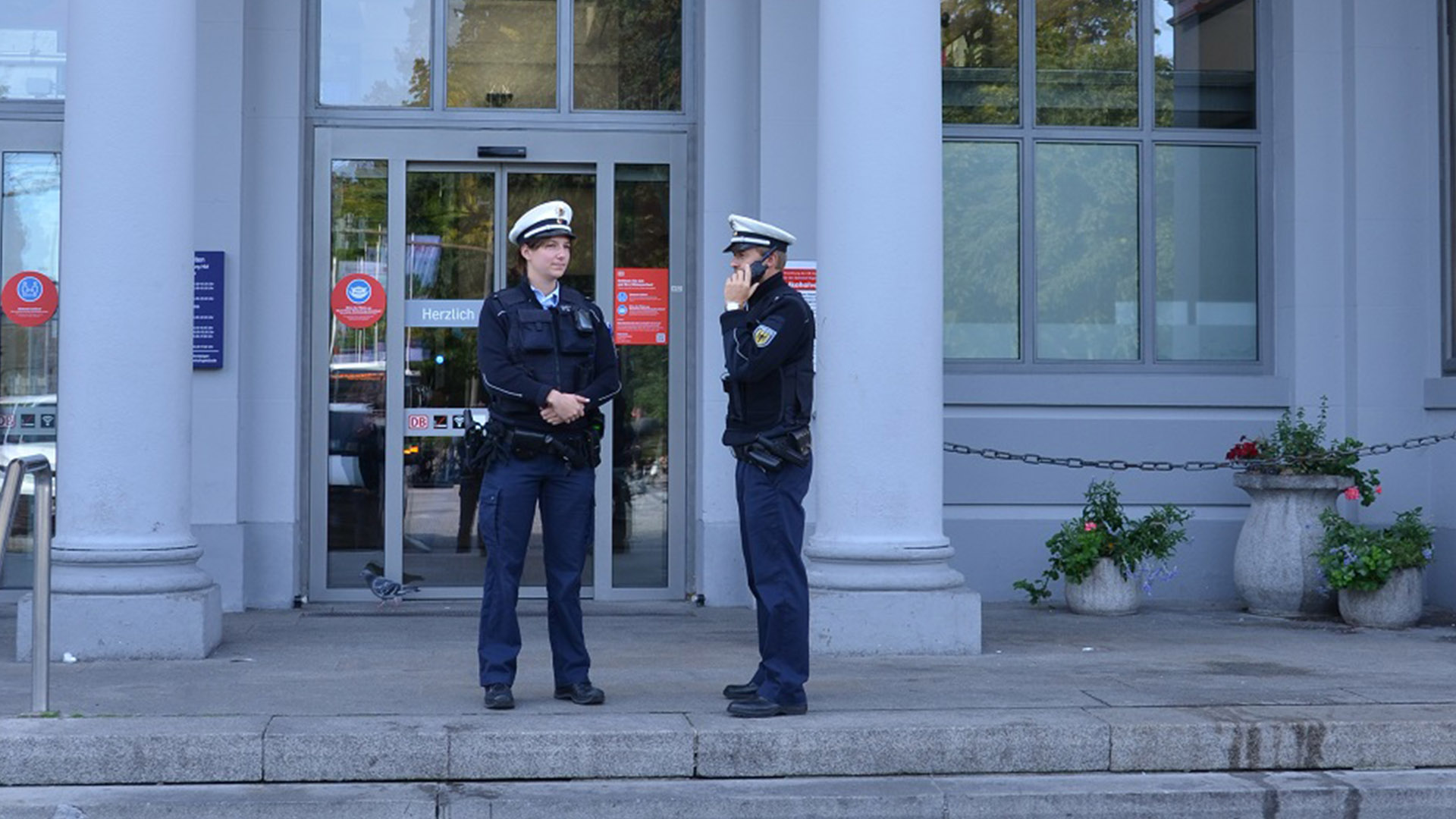 Symbolfoto Bundespolizei: Zwei Polizisten am Regensburger Hauptbahnhof