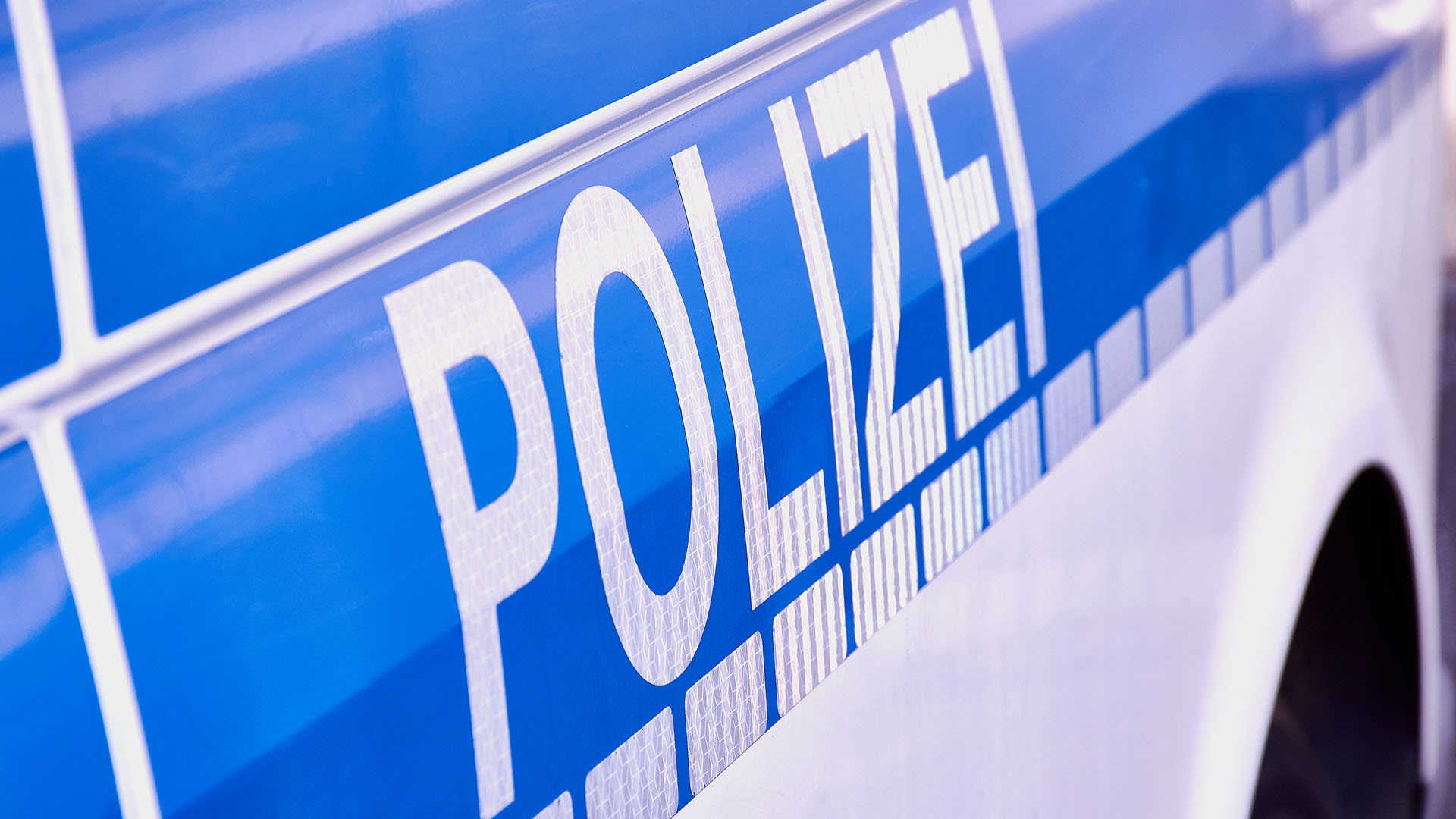 Schriftzug POLIZEI auf Streifenwagen