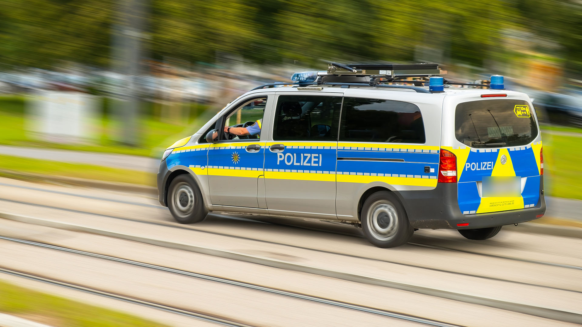 Streifenwagen der Polizei während der Fahrt