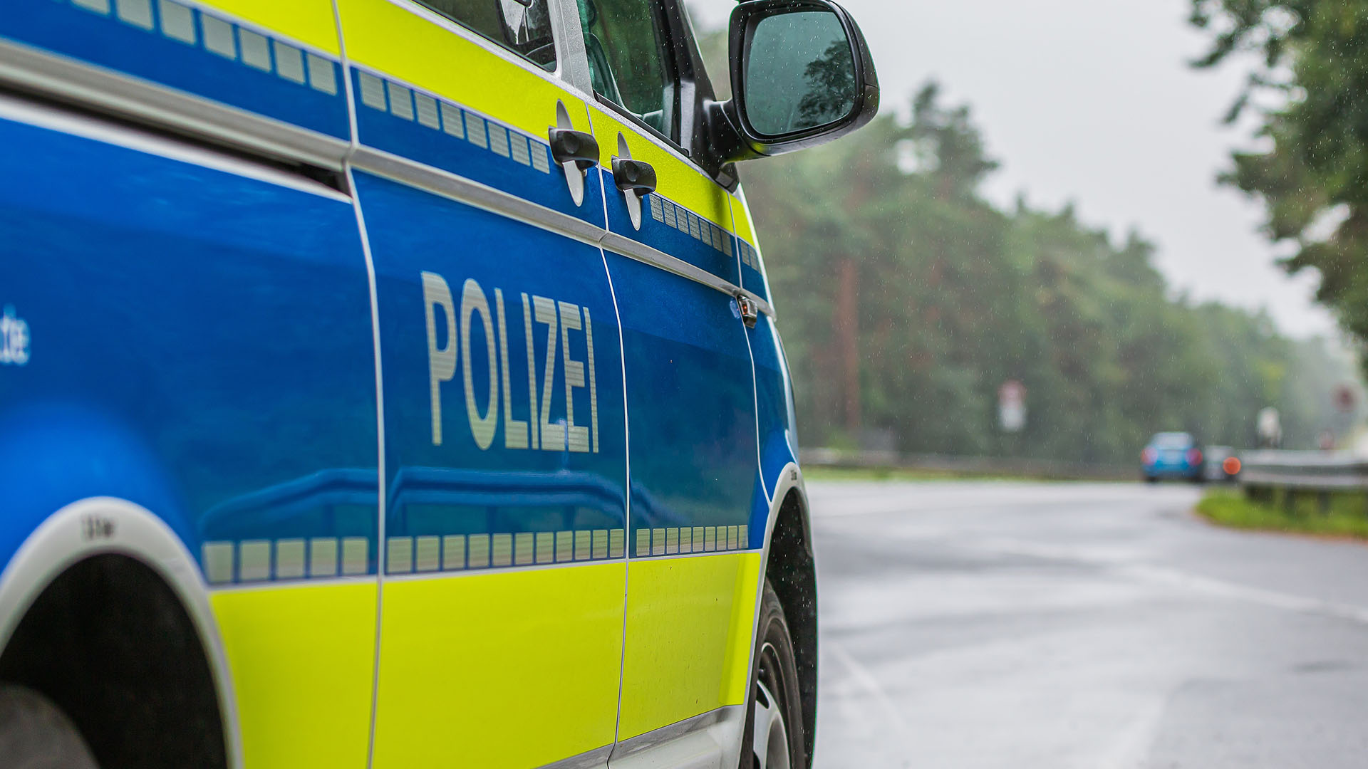 Streifenwagen der Polizei auf der Straße