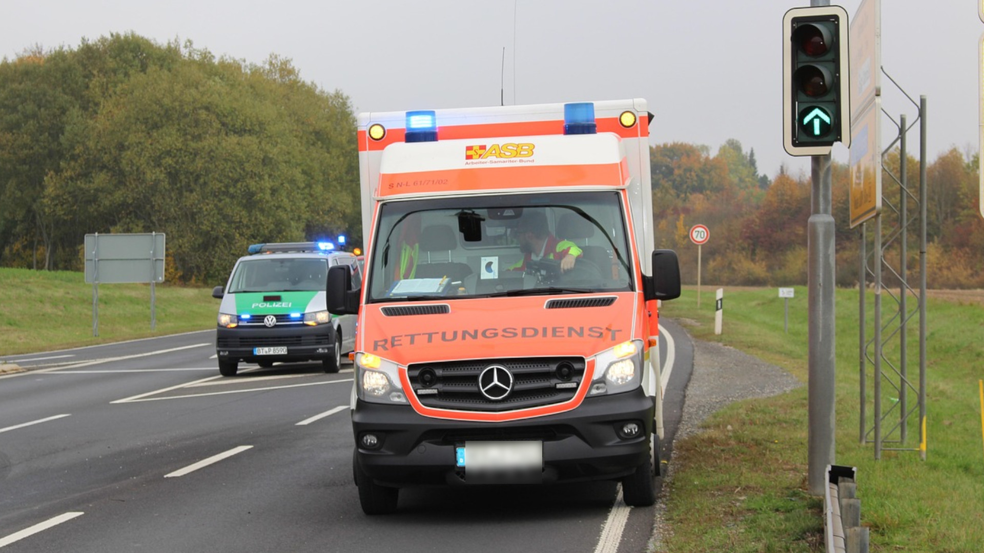 Krankenwagen und Polizei auf Fahrbahn