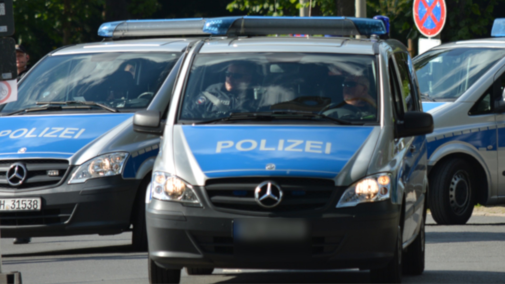 Drei Streifenwägen der Polizei