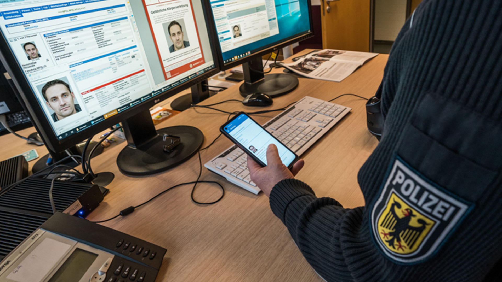 Symbolbild: Super-Recognizer gleicht am PC das Gesicht eines Mannes ab.