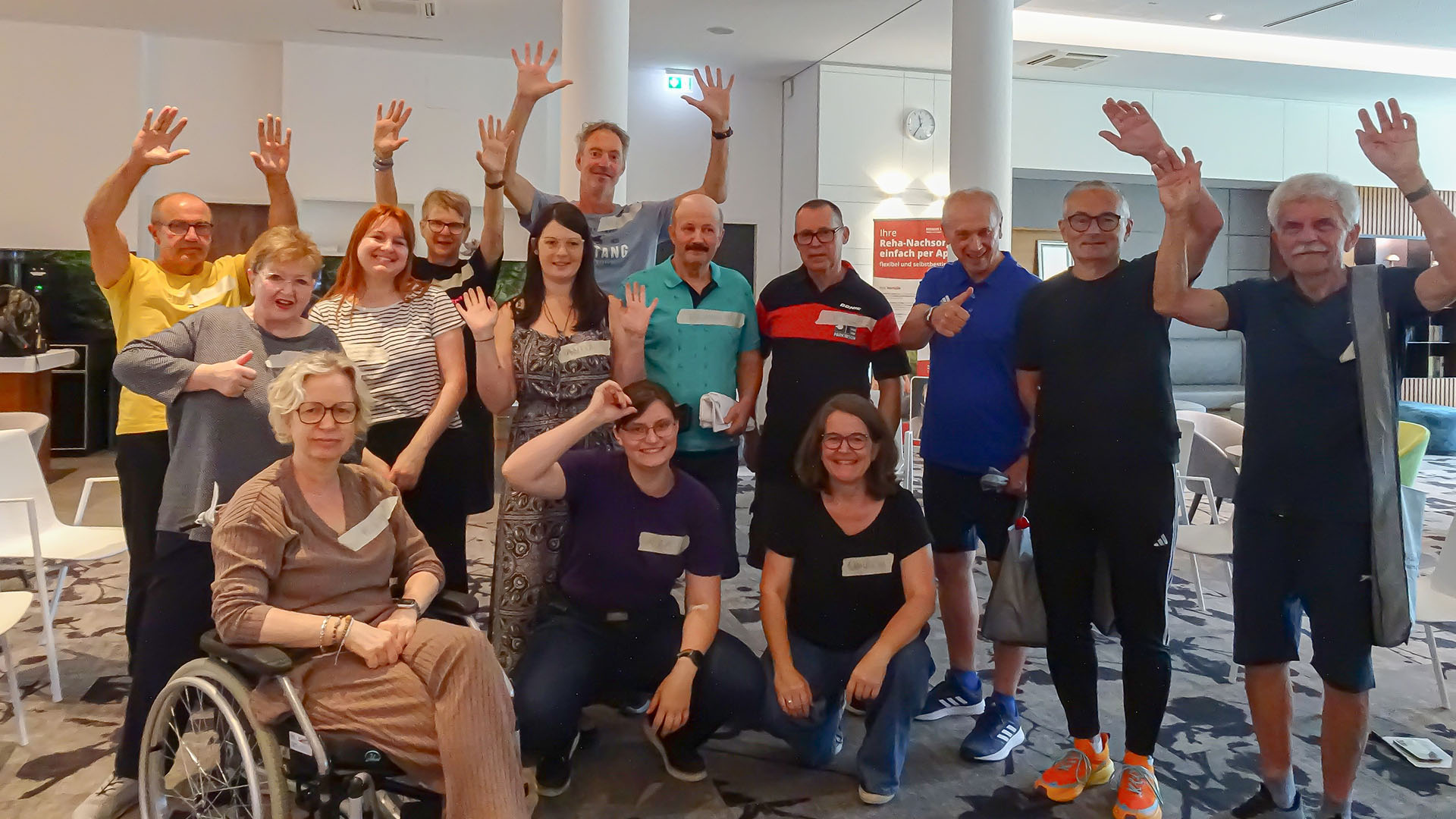 Parkinsonpatienten und Studierende der OTH Regensburg beim gemeinsamen Theaterprojekt „Scheiter Heiter“ im Passauer Wolf Bad Gögging