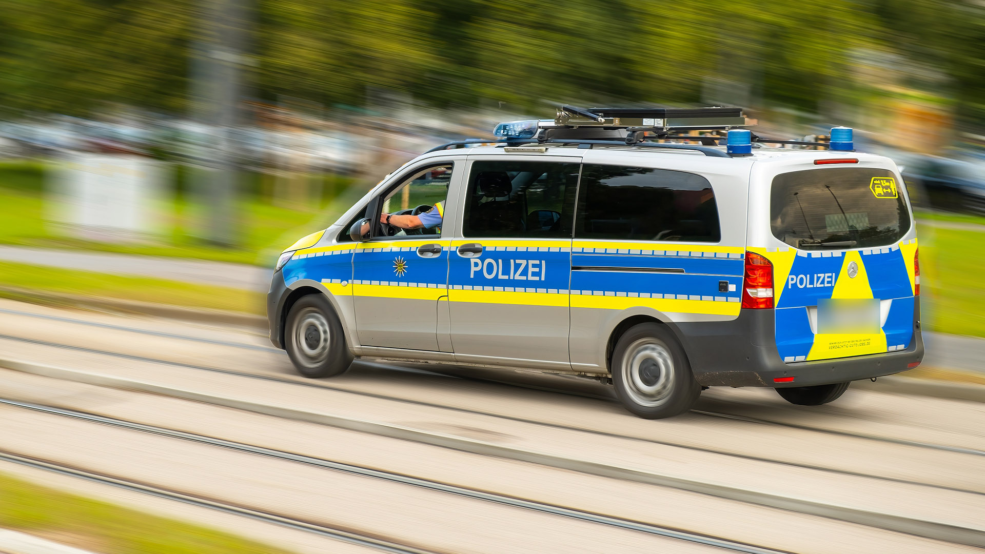 Streifenwagen der Polizei während der Fahrt