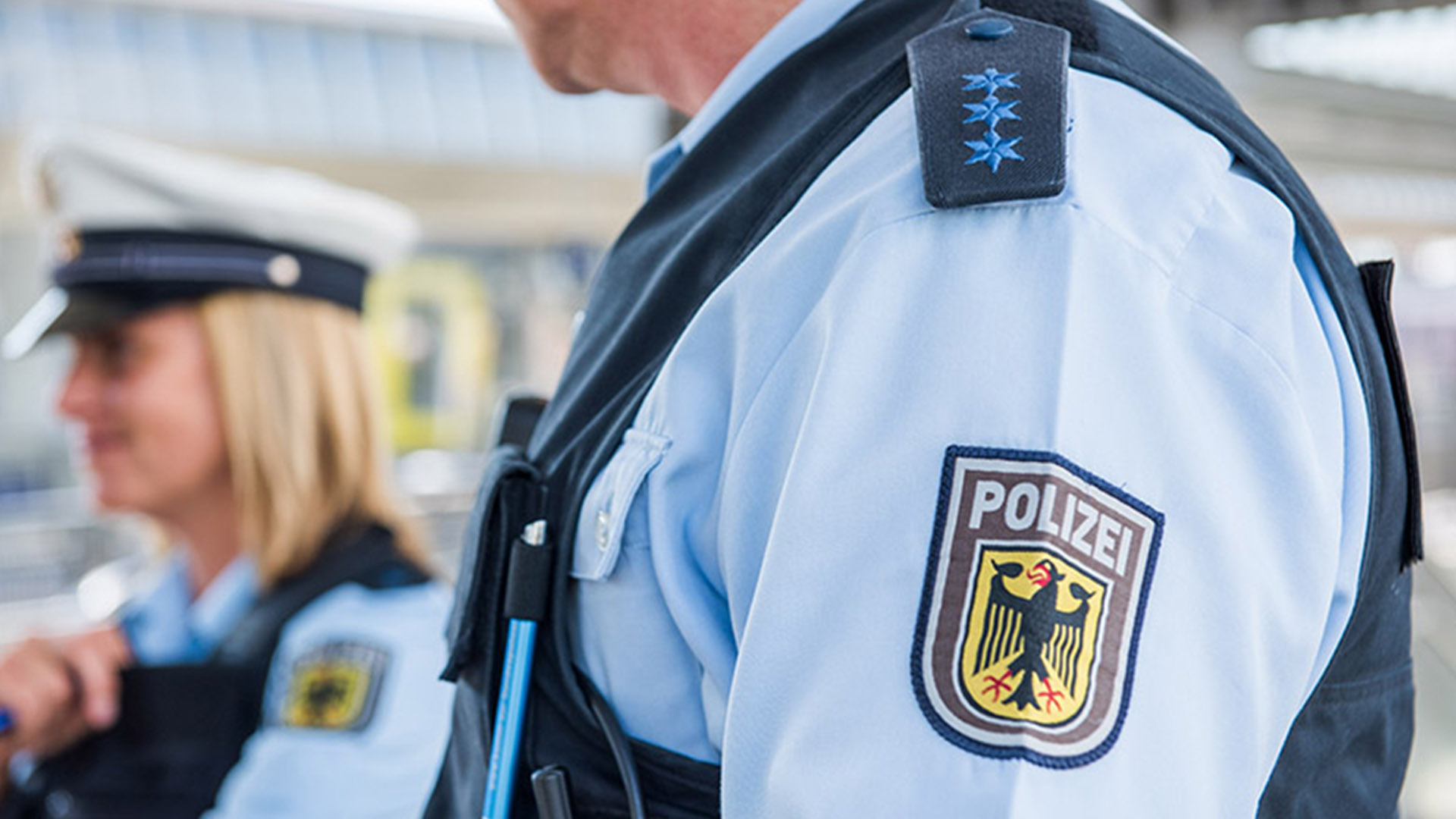 Zwei Polizisten im Einsatz