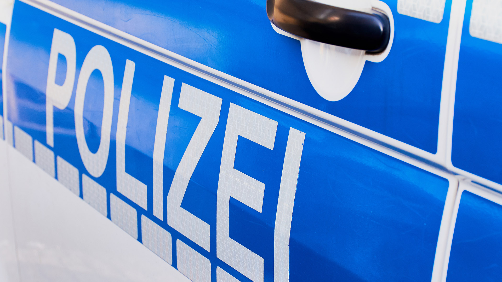 Nahaufnahmen Schriftzug "POLIZEI" auf Streifenwagen