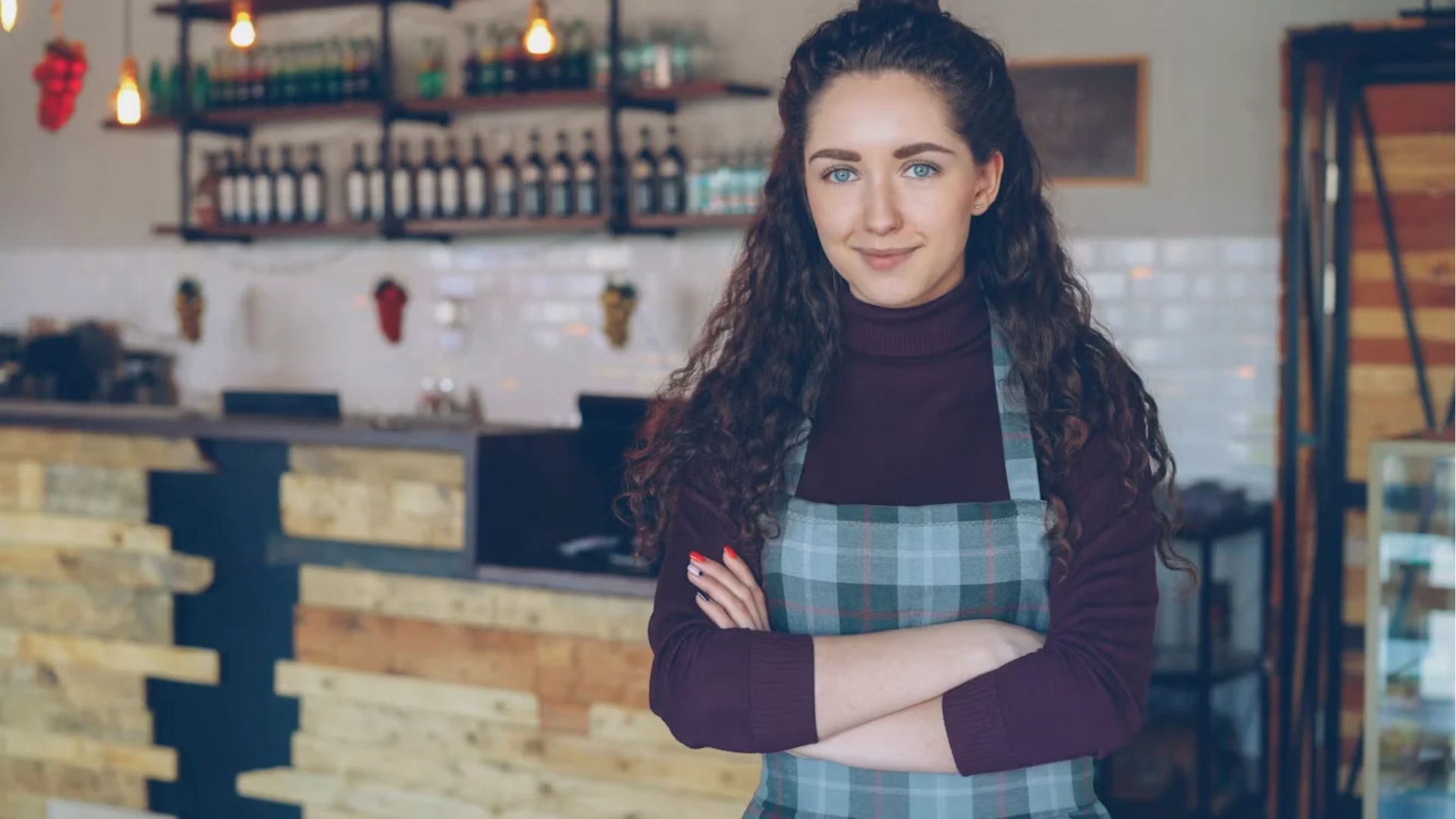 Eine lächelnde Frau steht in ihrem Café