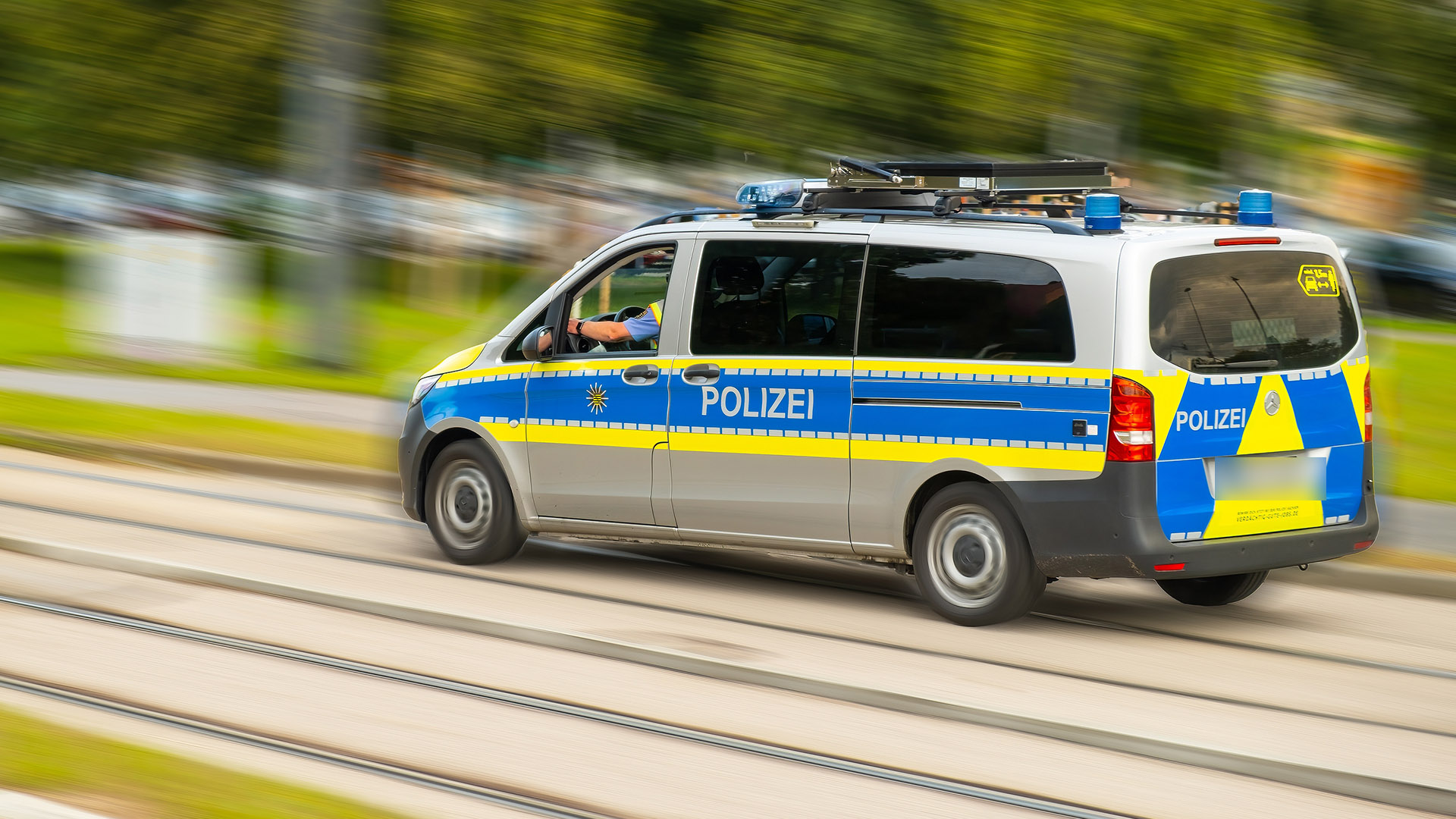 Streifenwagen der Polizei während der Fahrt