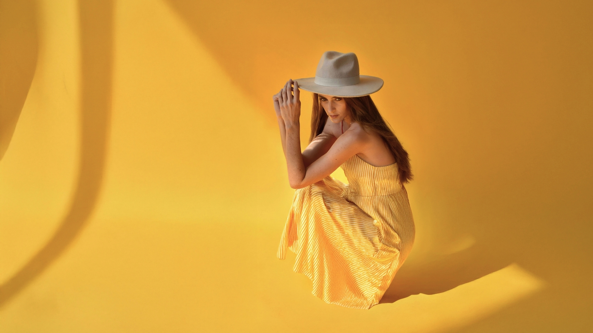 Close up eines Models gekleidet in den Farben Butter Yellow