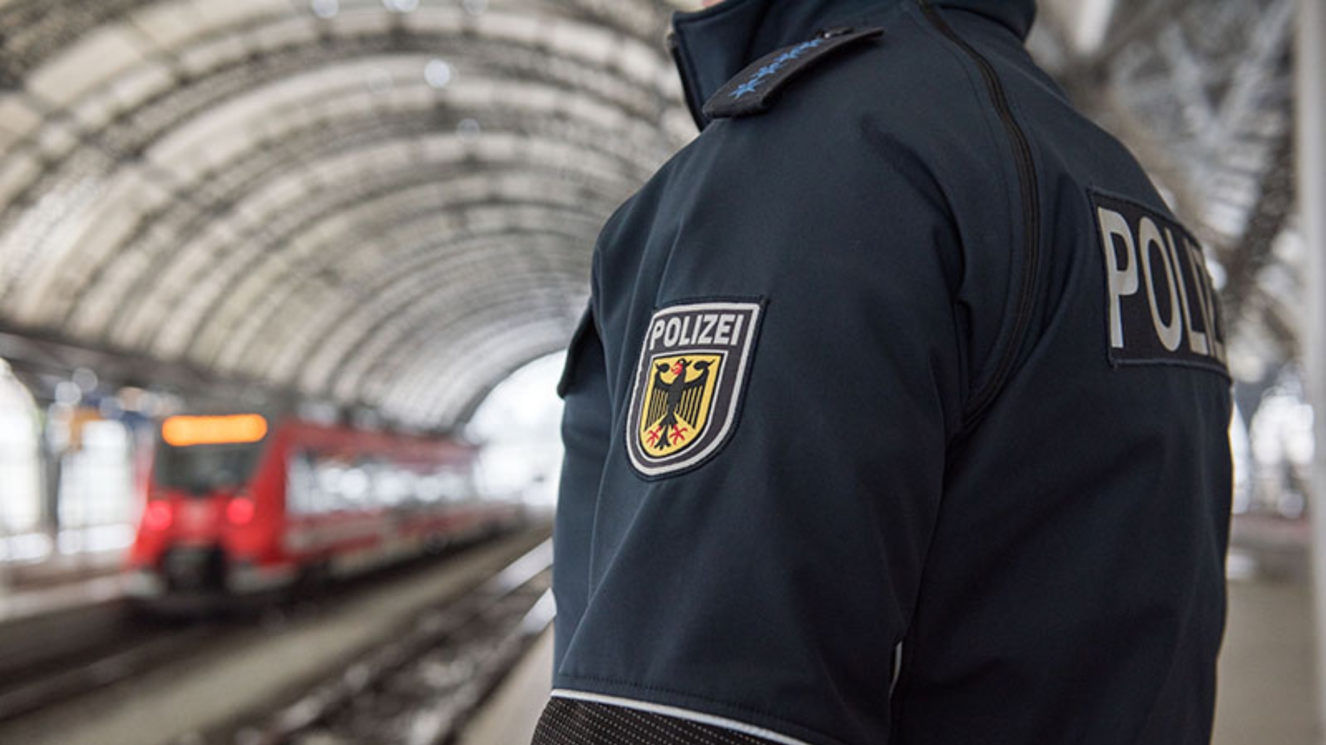 Close-up eines Polizisten am Bahnhof