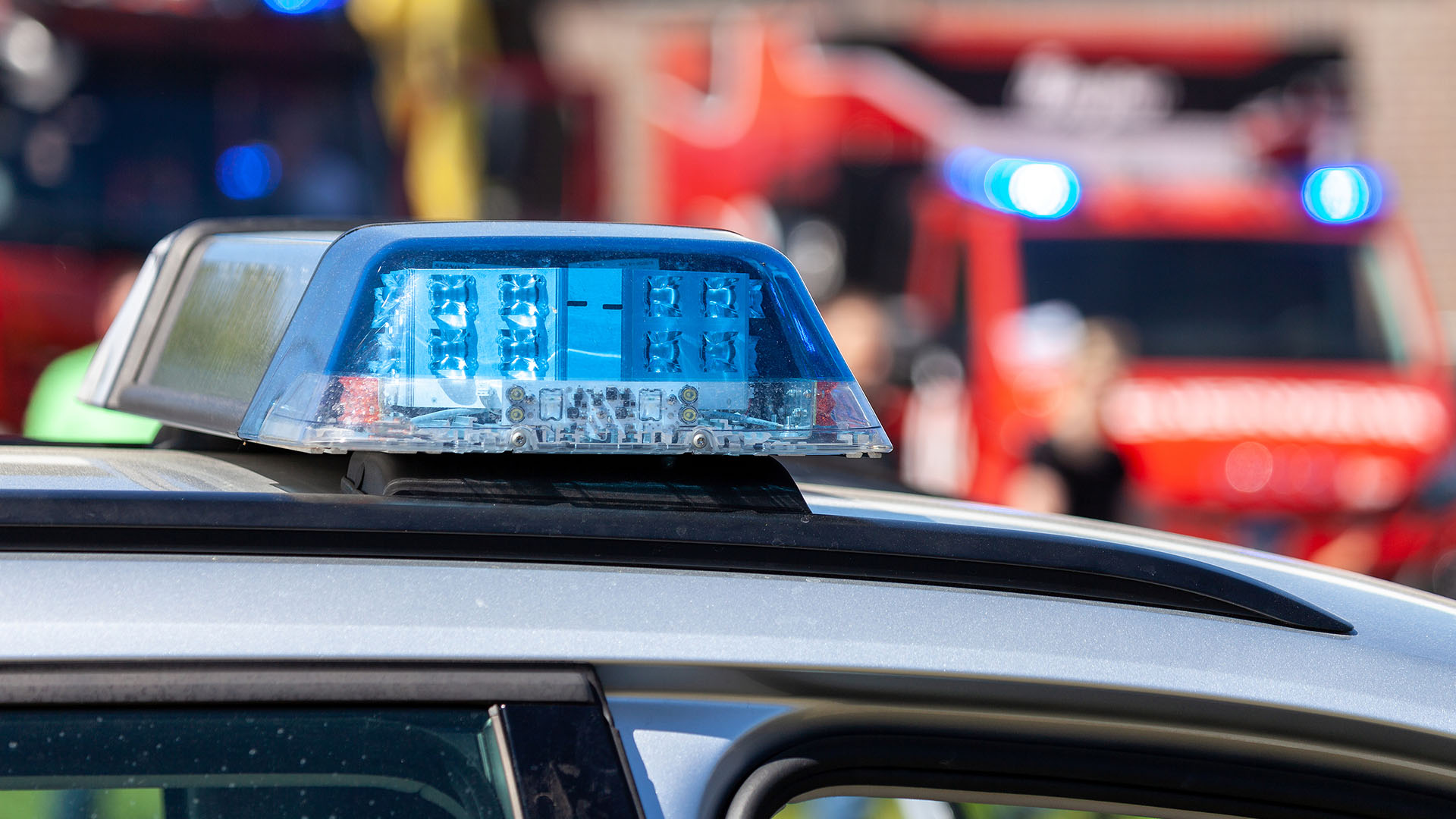 Streifenwagen der Polizei, dahinter Feuerwehr