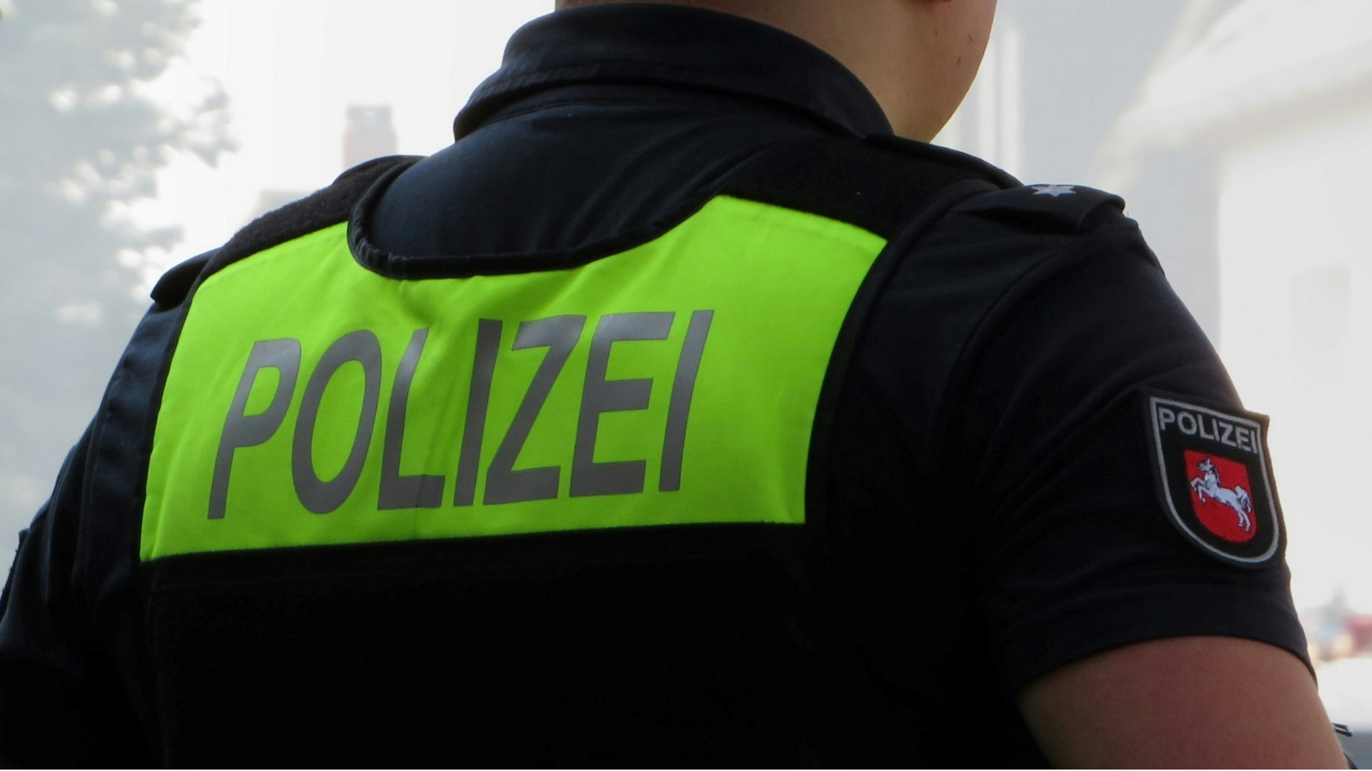 Der Rücken eines Polizisten 