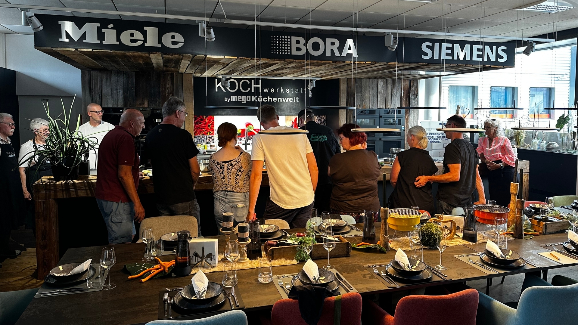 Die Gruppe des Kochkurses in der Küchenwelt Schwandorf