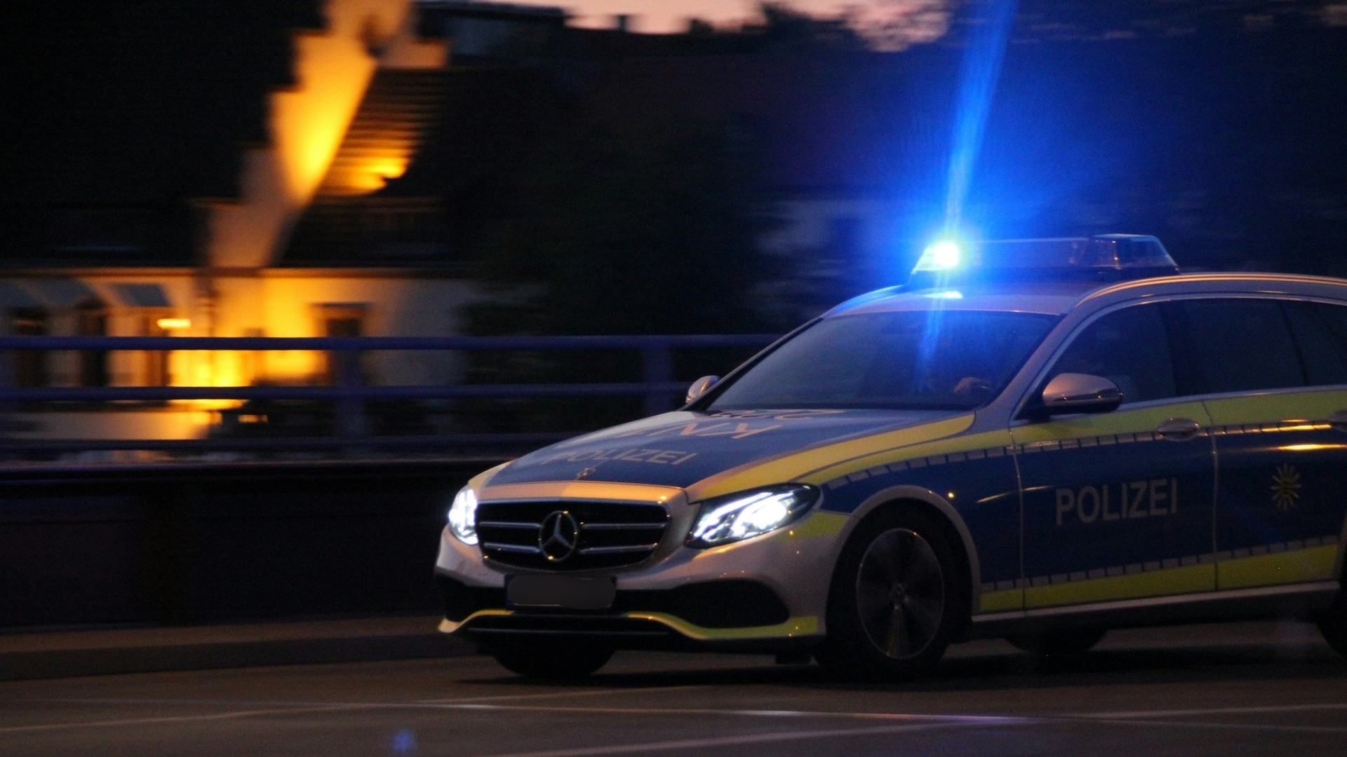 Ein Polizeiauto im nächtlichen Einsatz