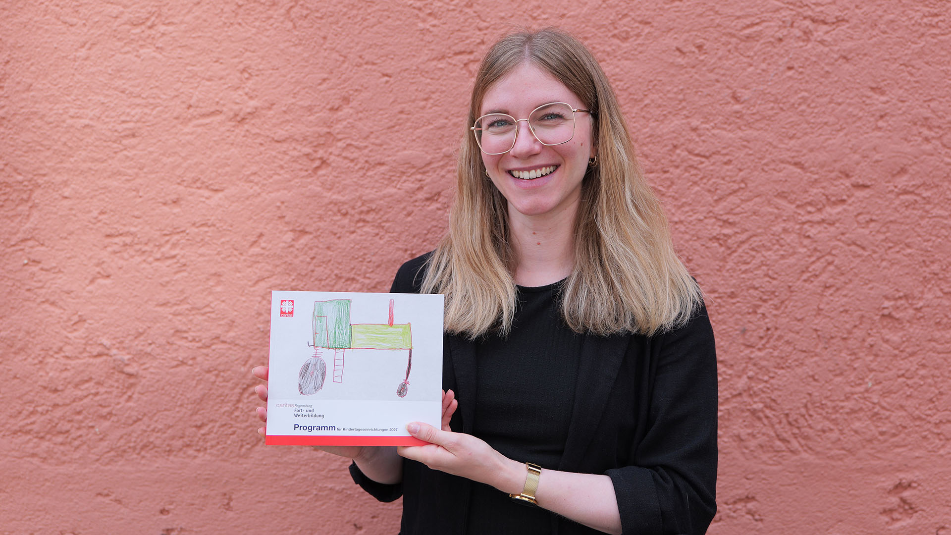 Ein gutes halbes Jahr Arbeit steckt hinter dem Fort- und Weiterbildungsprogramm, das Eva Neuberger vom Referat Kindertageseinrichtungen in den Händen hält.