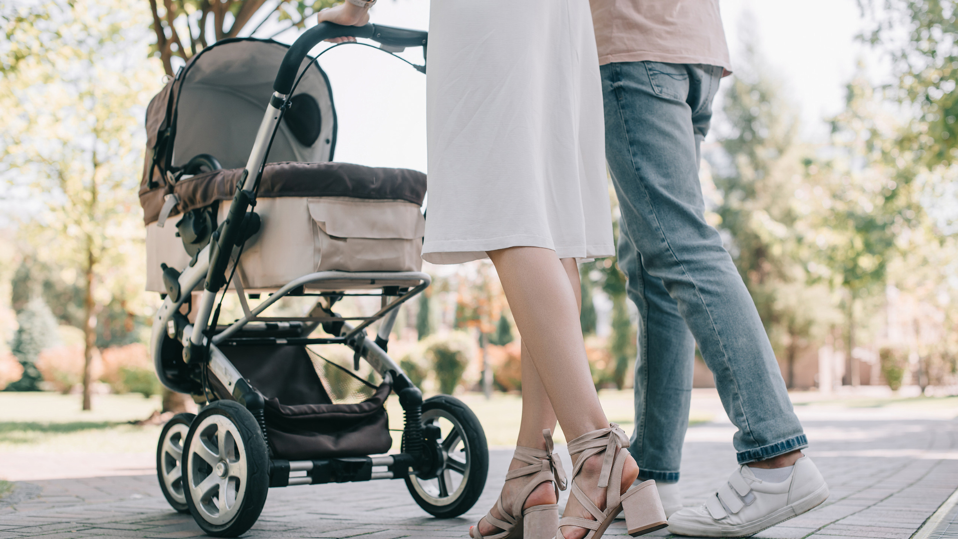 Close-up junger Eltern mit Kinderwagen