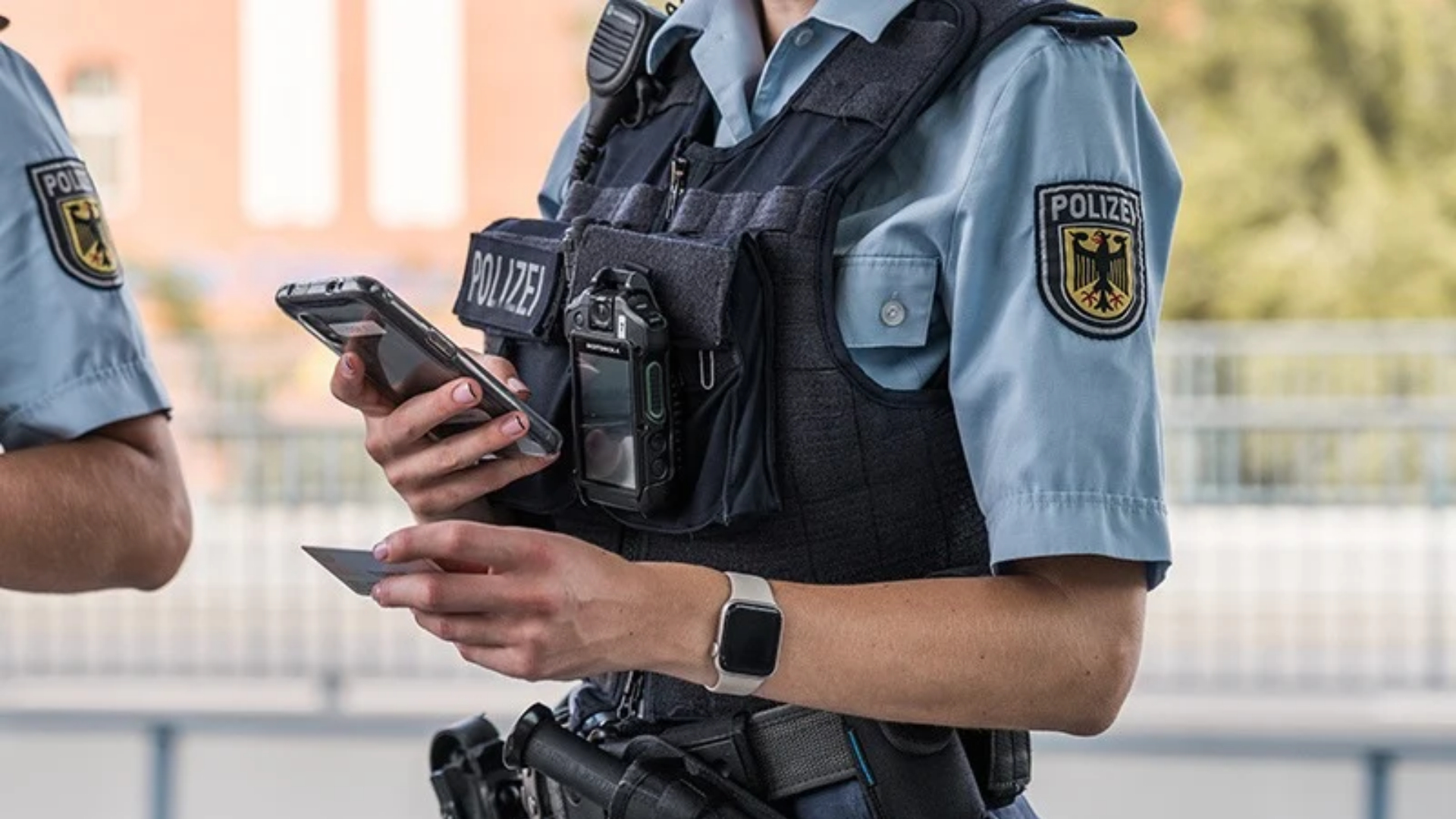 Nahaufnahme einer Polizistin, die Daten aufnimmt
