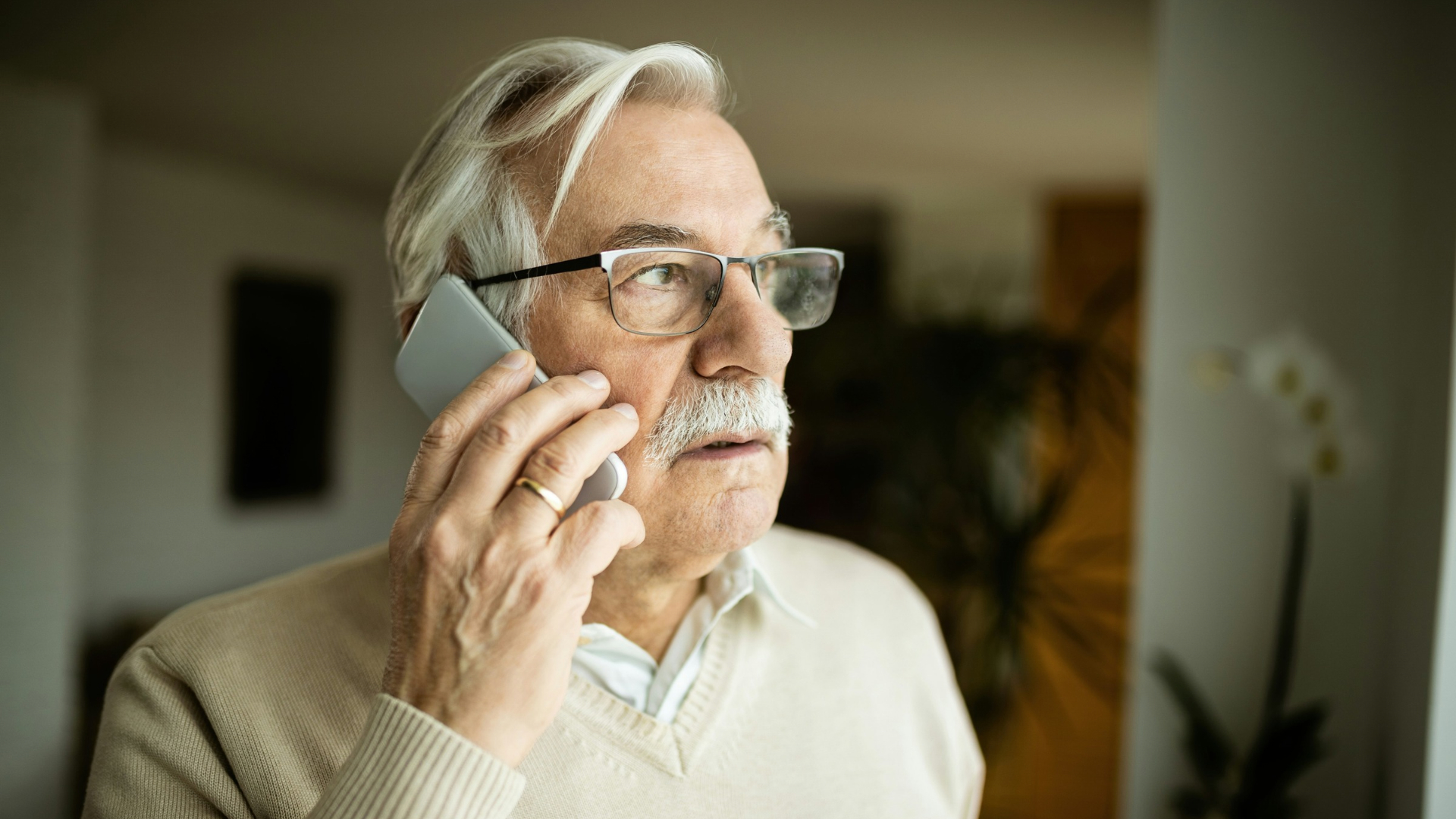 Ein älterer Mann am Telefon