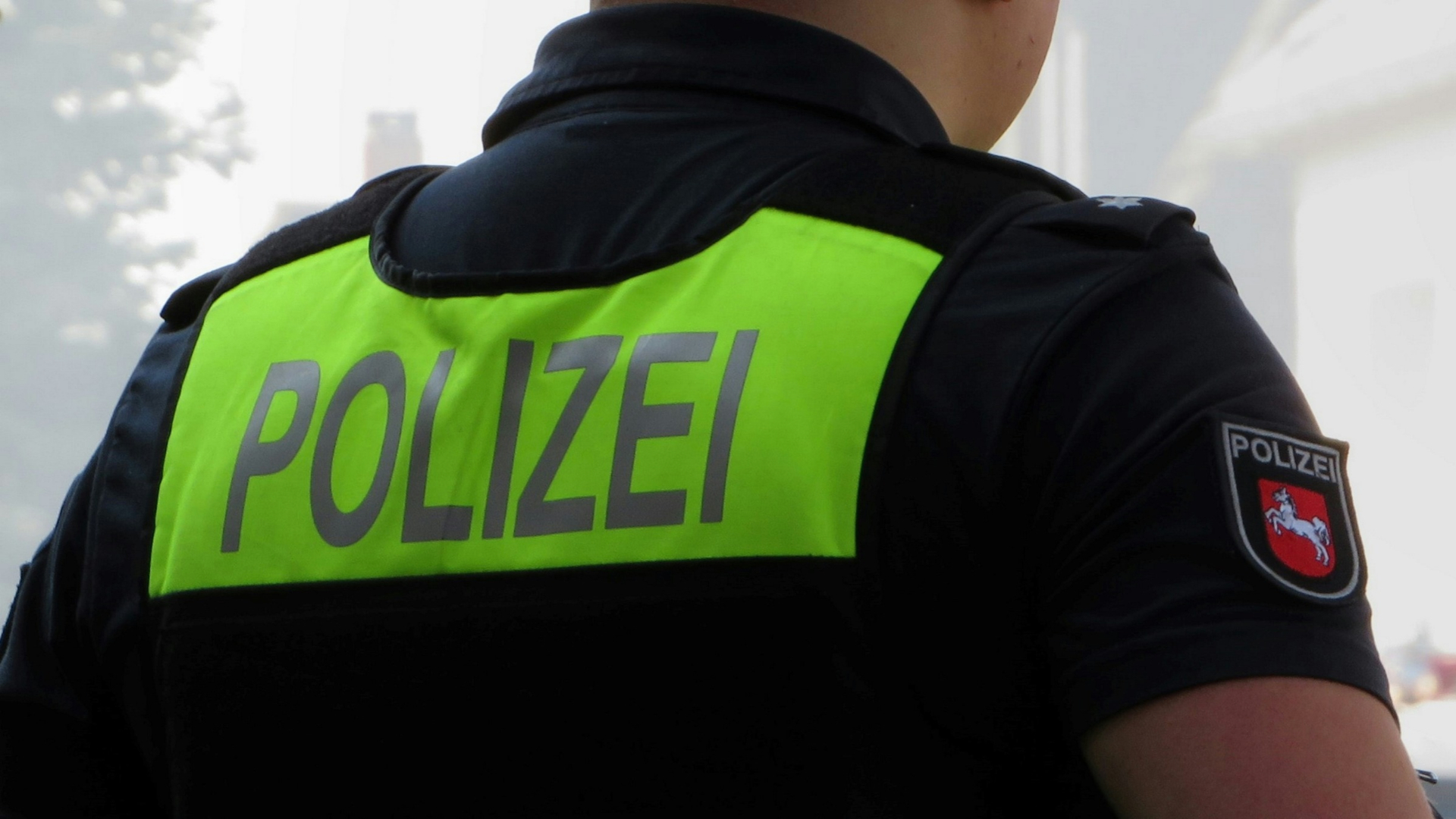 Der Rücken eines Polizisten