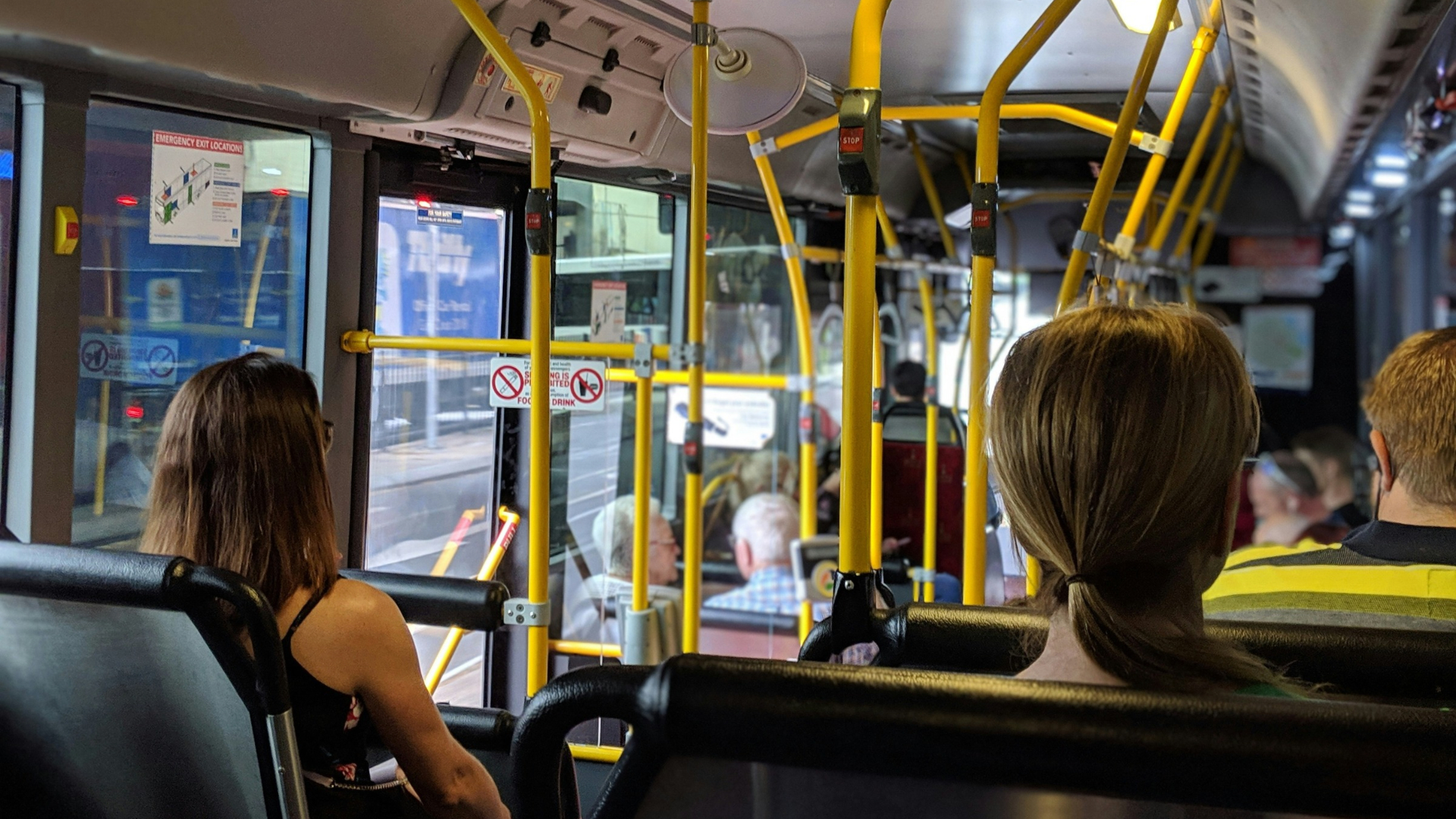 Fahrgäste in einem Bus