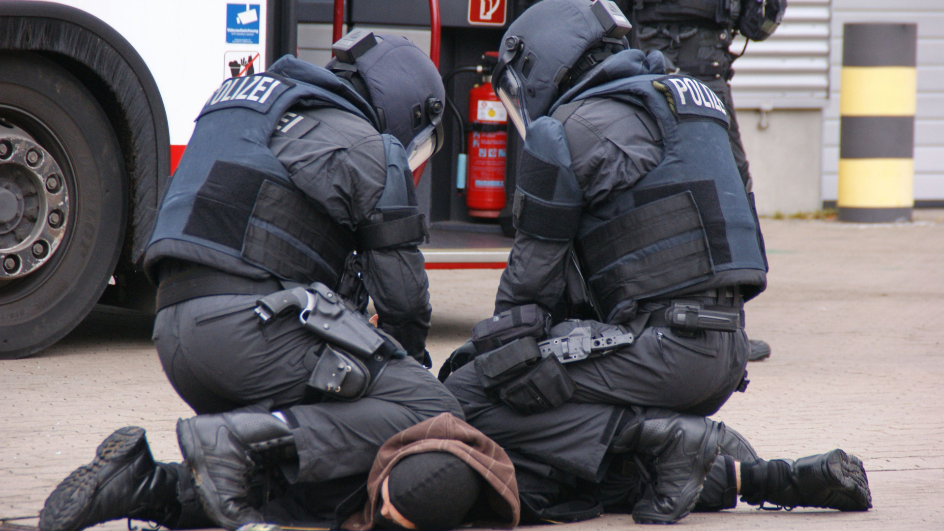 Spezialkräfte der Polizei überwältigen einen Mann