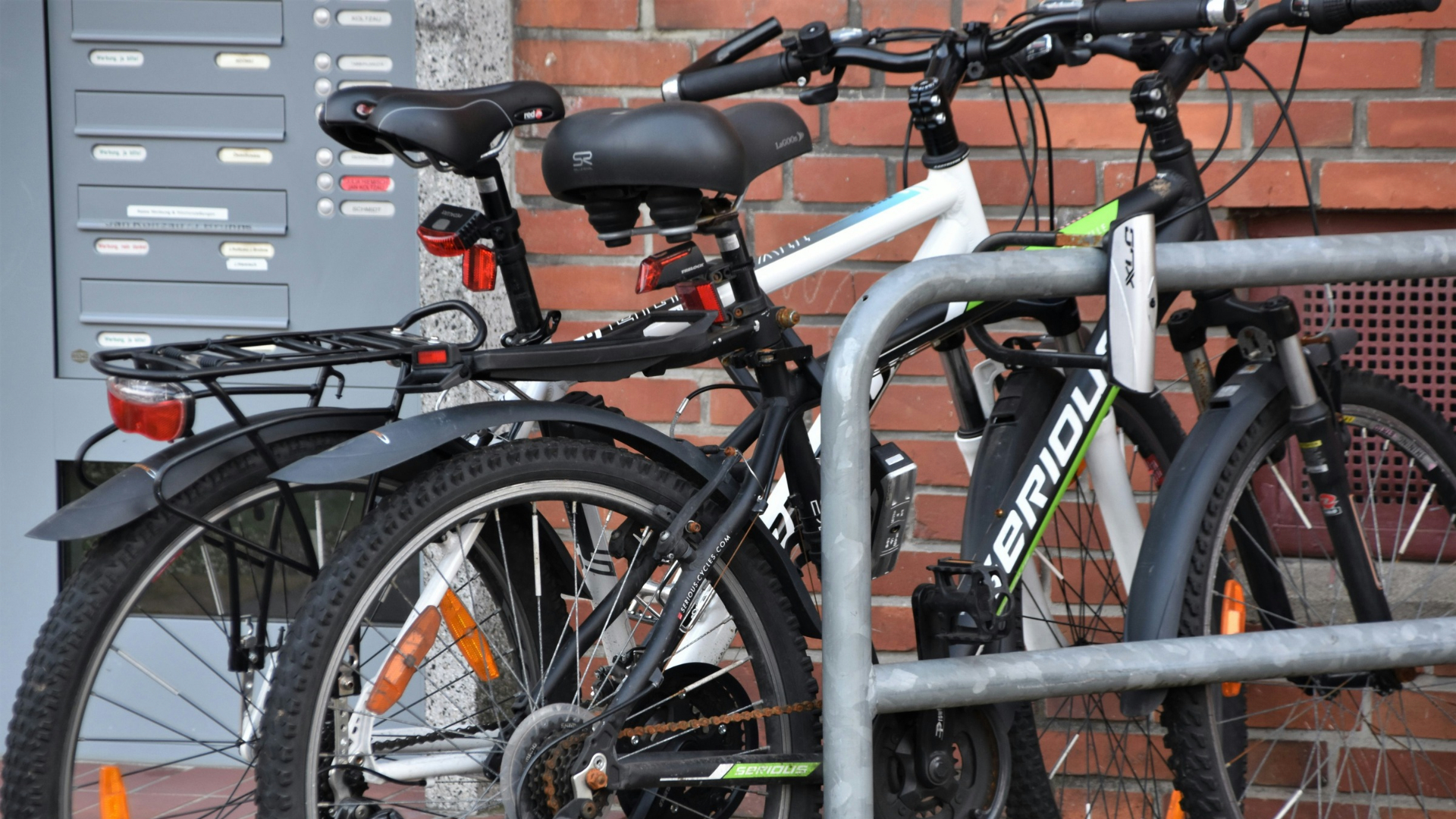 zwei abgestellte Fahrräder