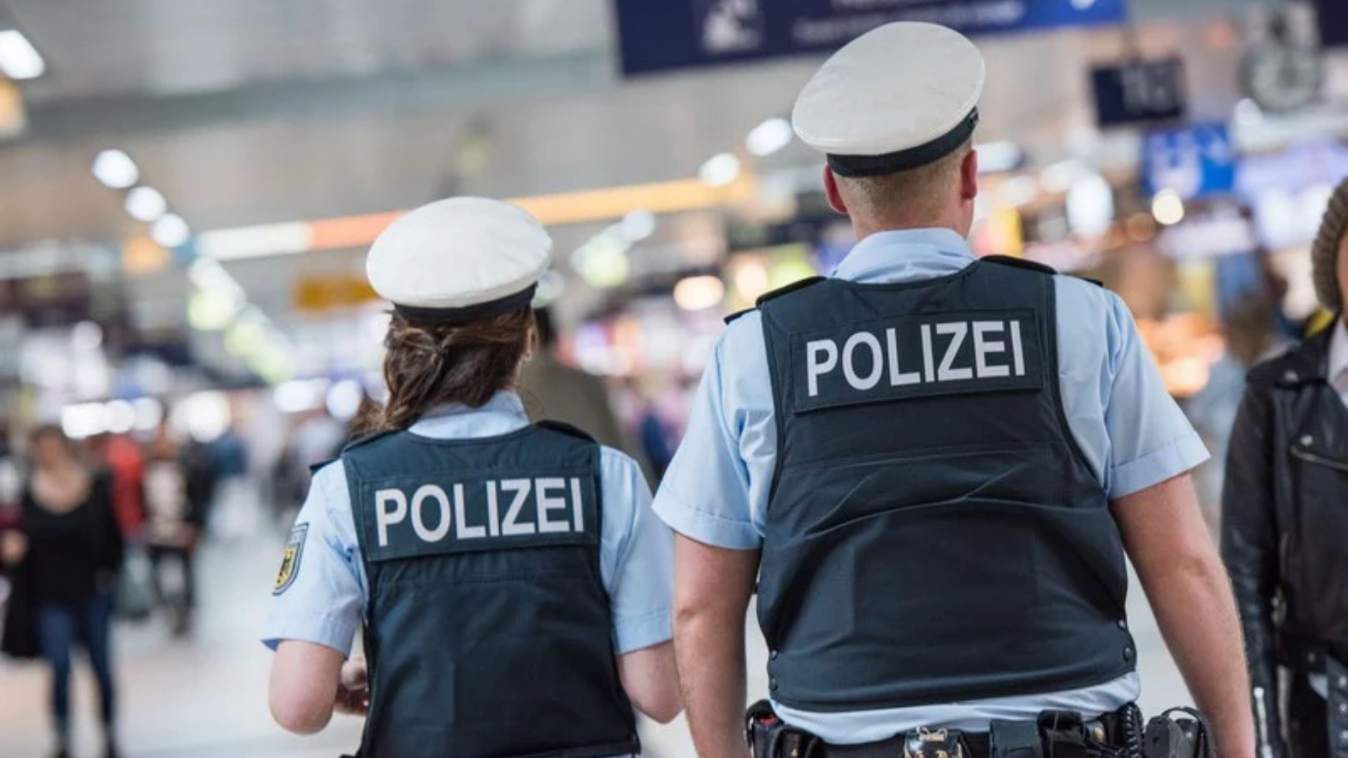 Zwei Bundespolizisten am Bahnhof Regensburg