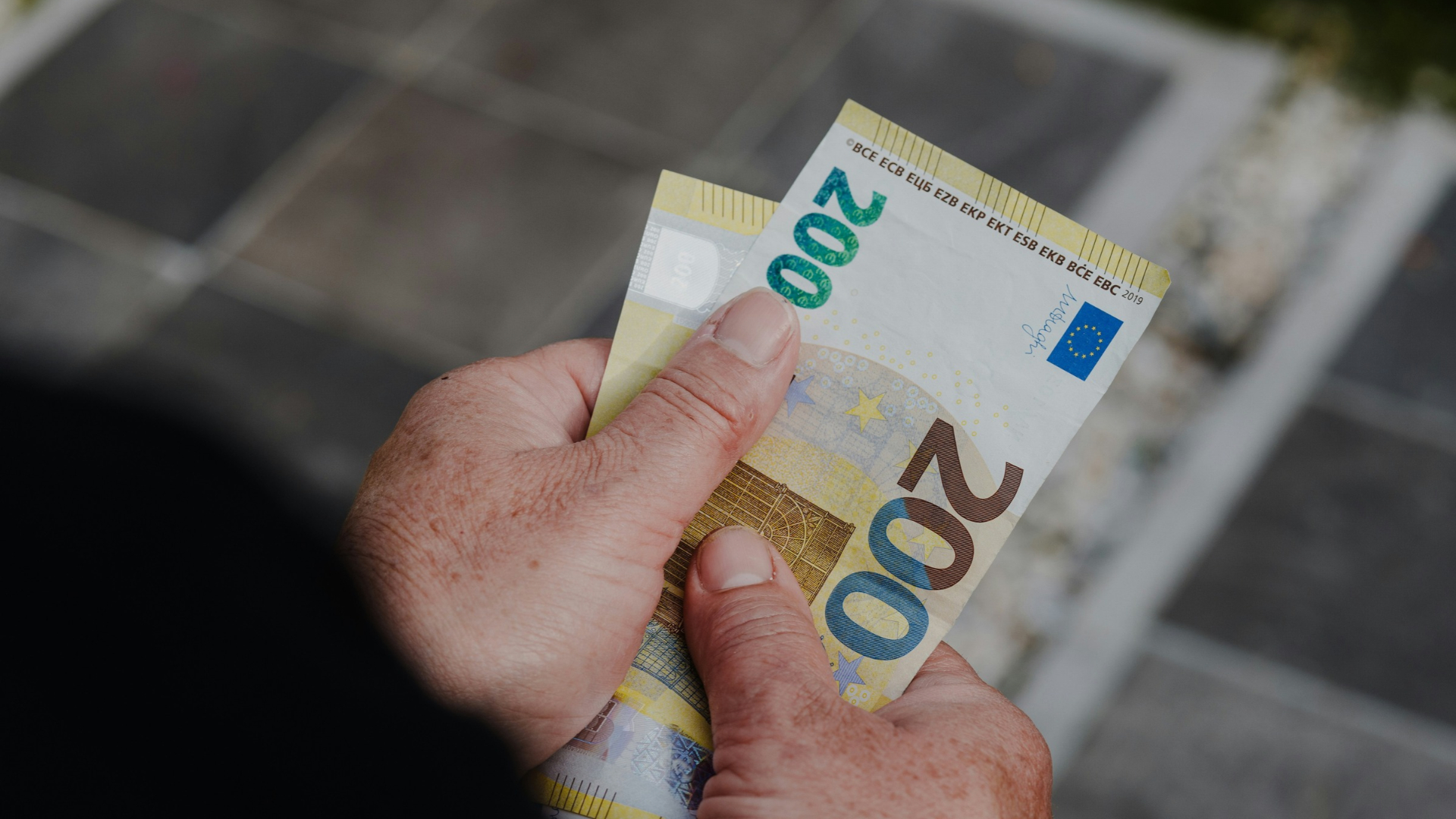 Geld in den Händen