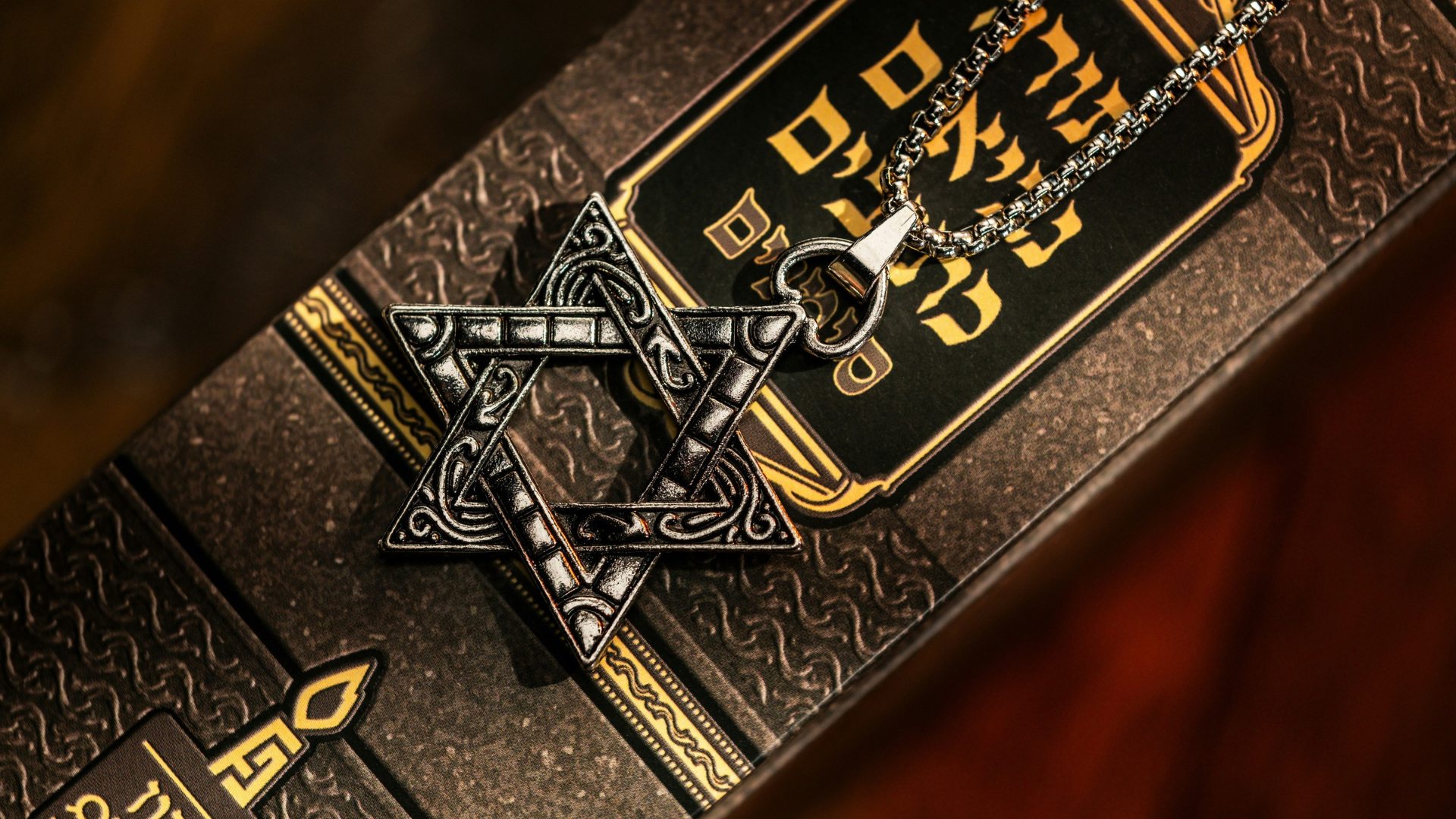 Eine Kette mit einem Davidsstern und ein Buch