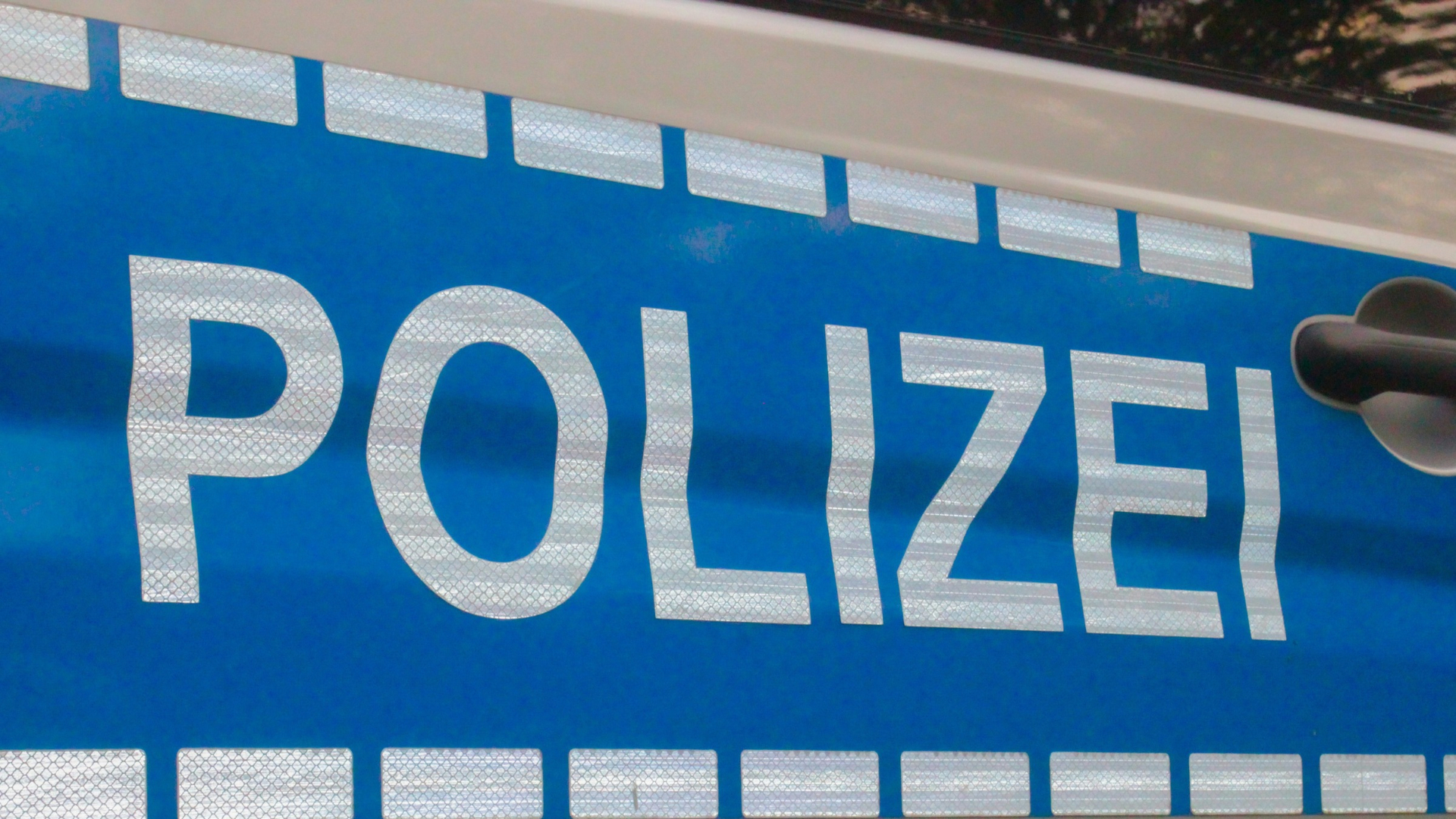 Ein Polizei-Schriftzug auf einem Auto