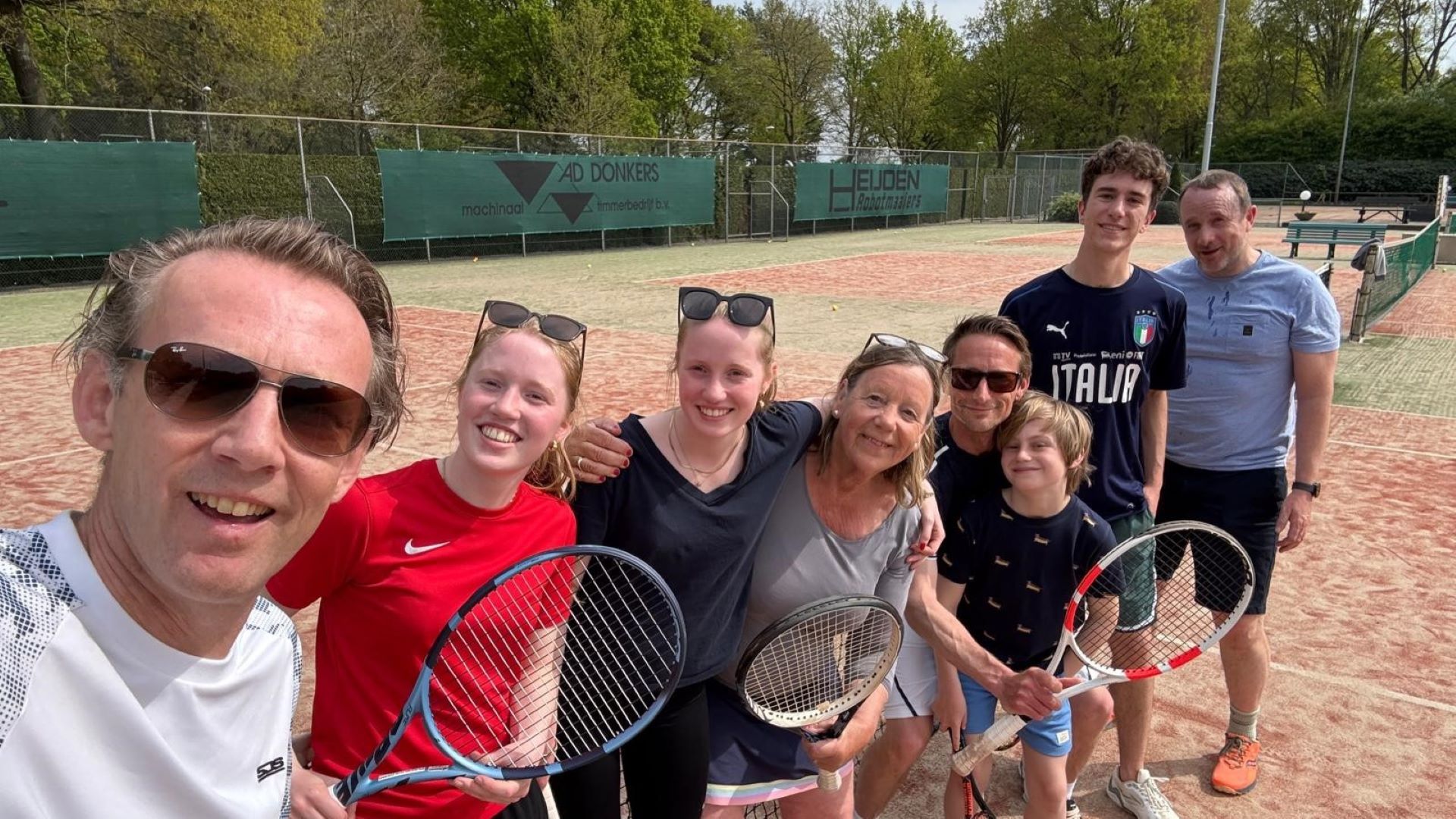 Familie auf dem Tennisplatz