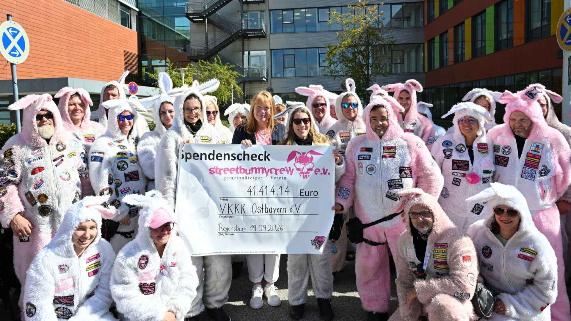 Streetbunnycrew mit Spendenscheck