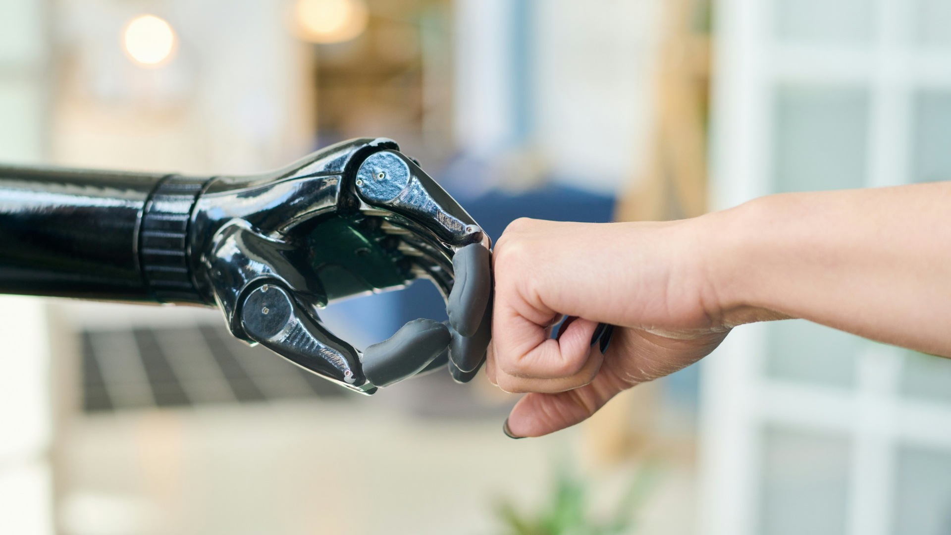 Eine Hand eines Roboters und eines Menschen