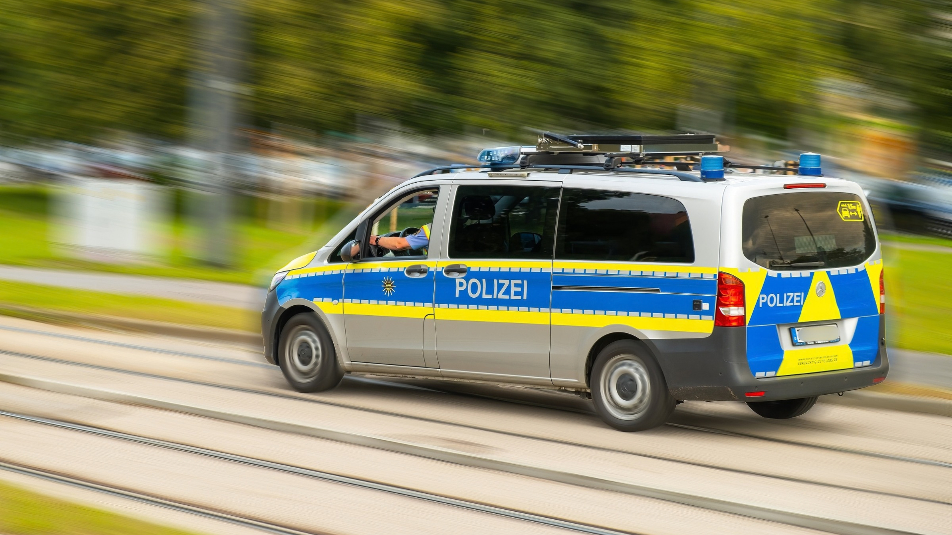 Ein Polizeifahrzeug im Einsatz