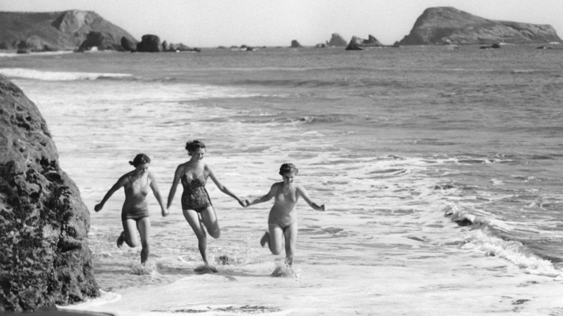 drei Damen laufen am Strand