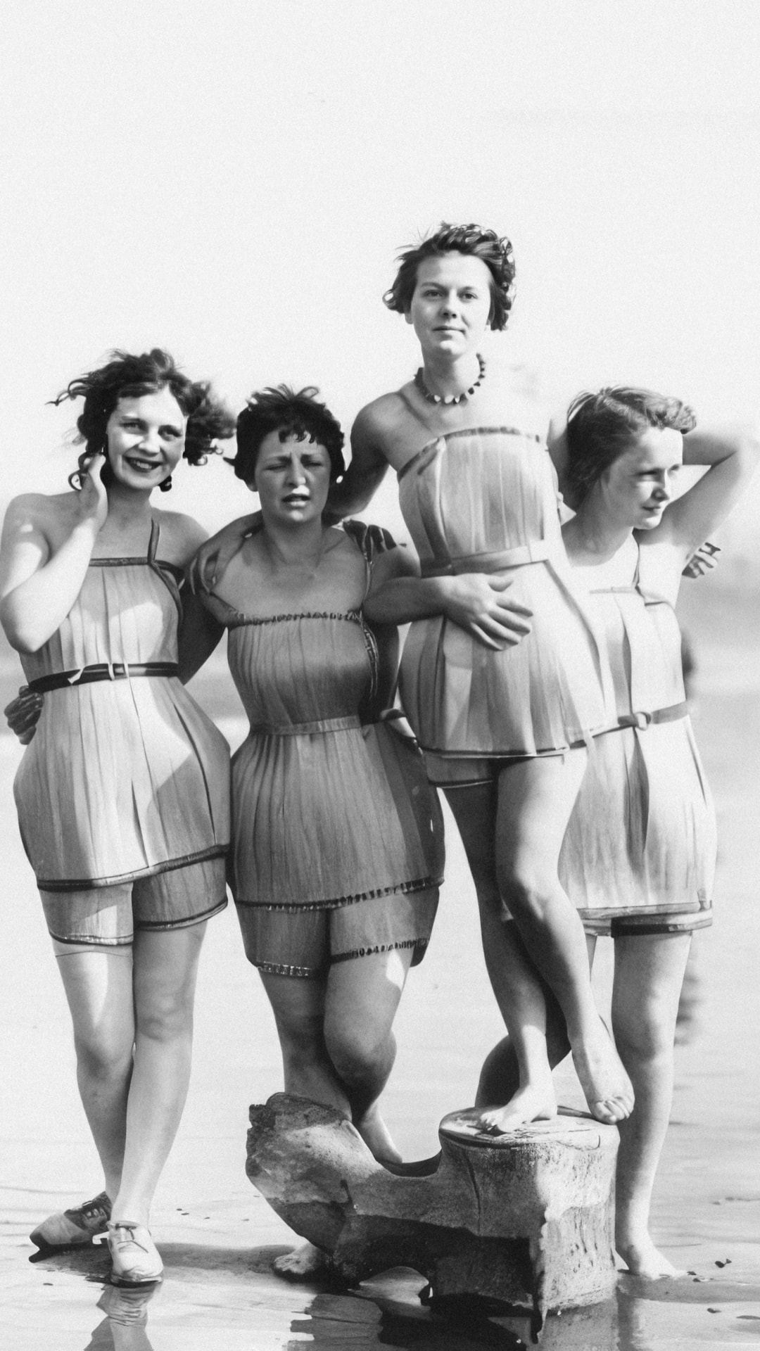 die geschichte der bademode von bleigewichten zum bikini Bild2