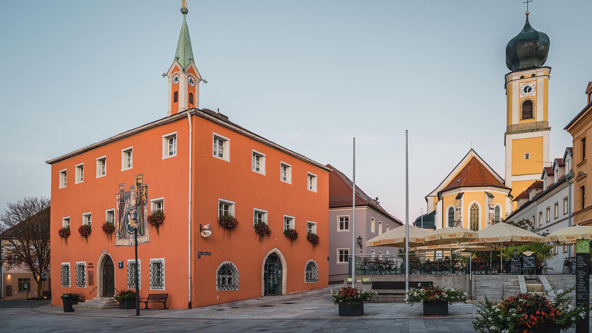 Das Alte Rathaus am Rathausplatz Hemau öffnet seine Türen für eine Jubiläumsführung. 