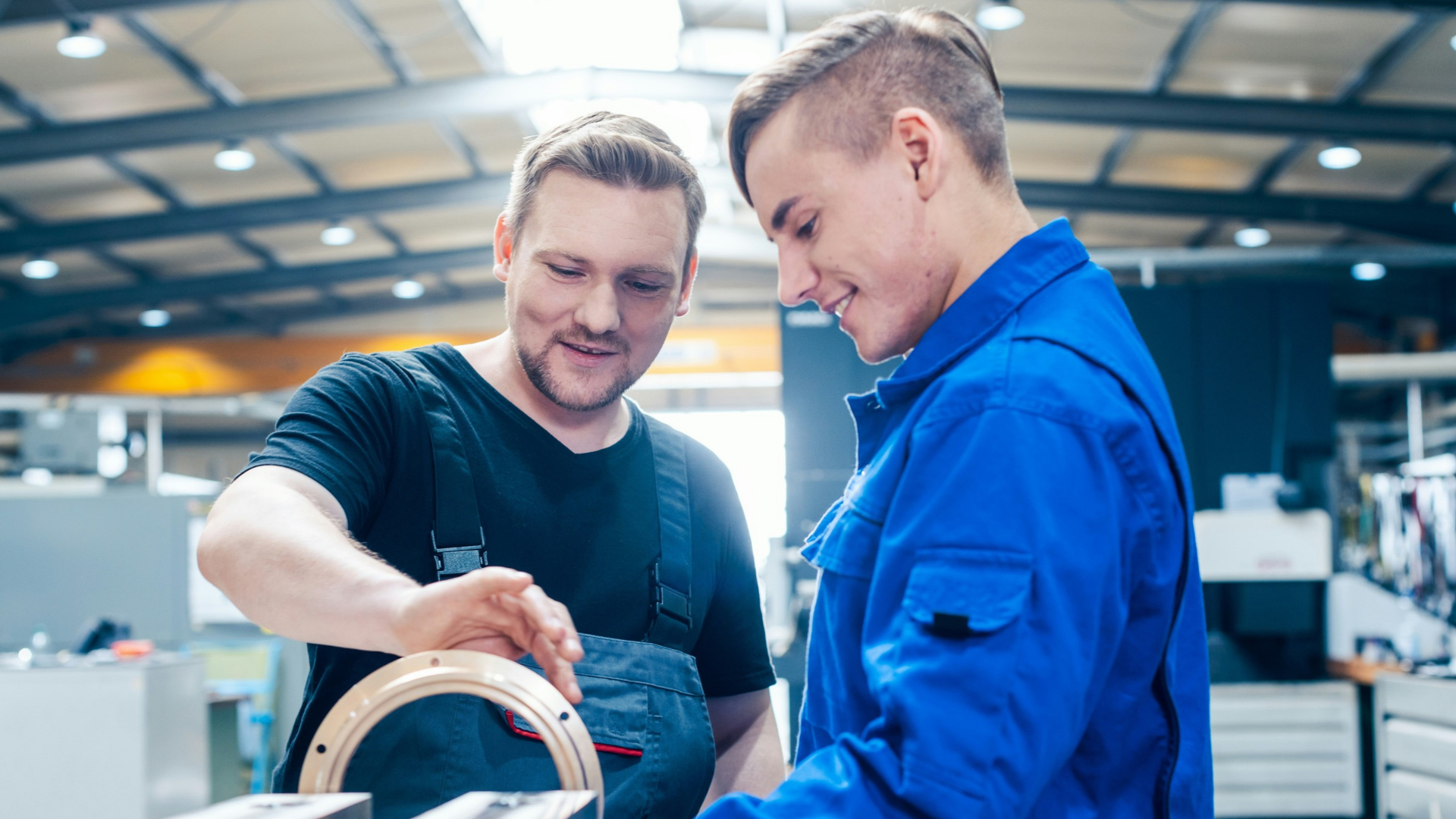 Zwei Auszubildende bei der Arbeit