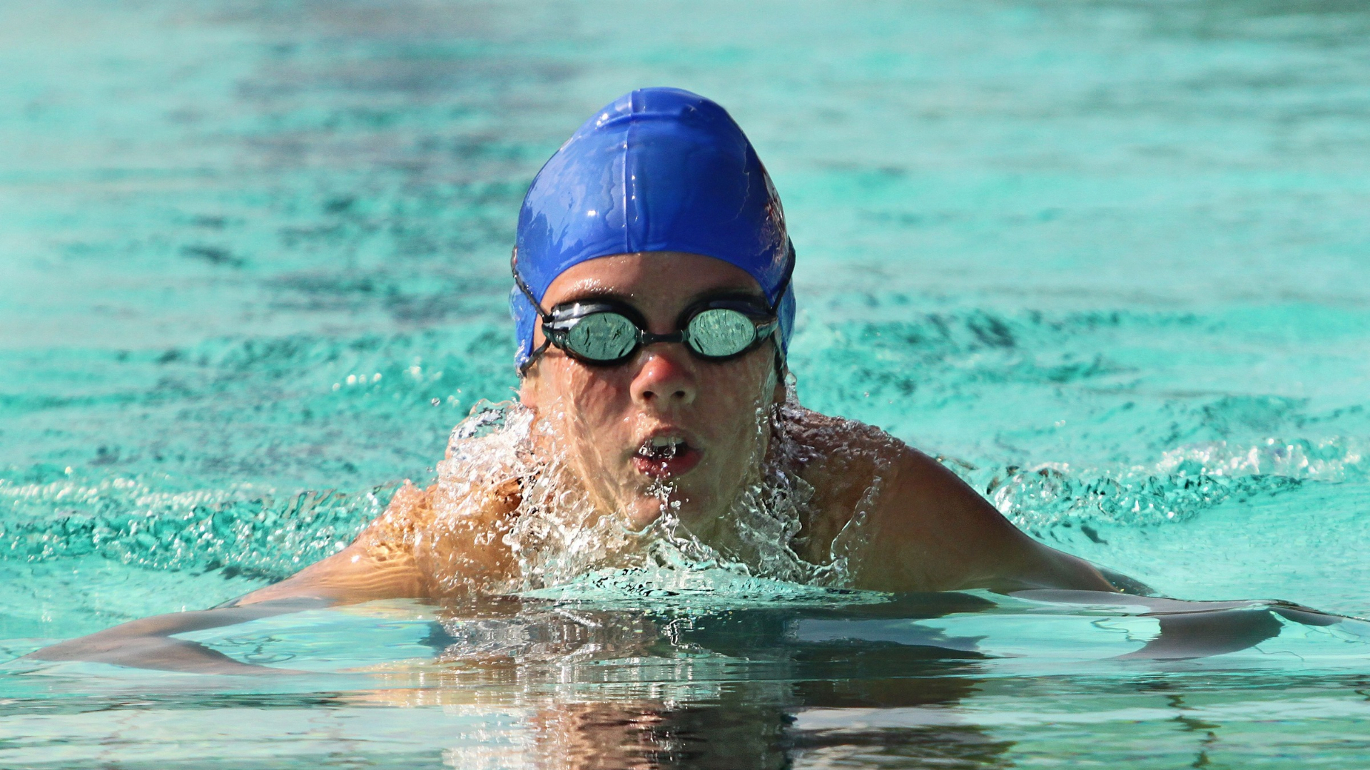 Ein Junge schwimmt