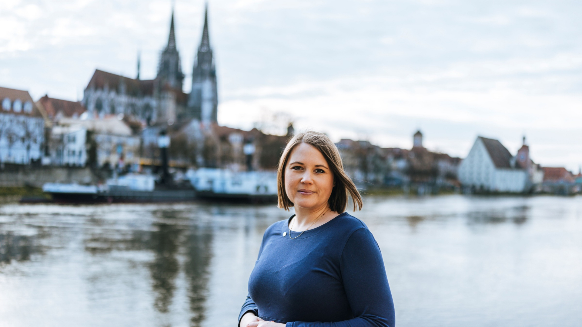 Ein Frau sitzt nachdenklich am Schreibtisch