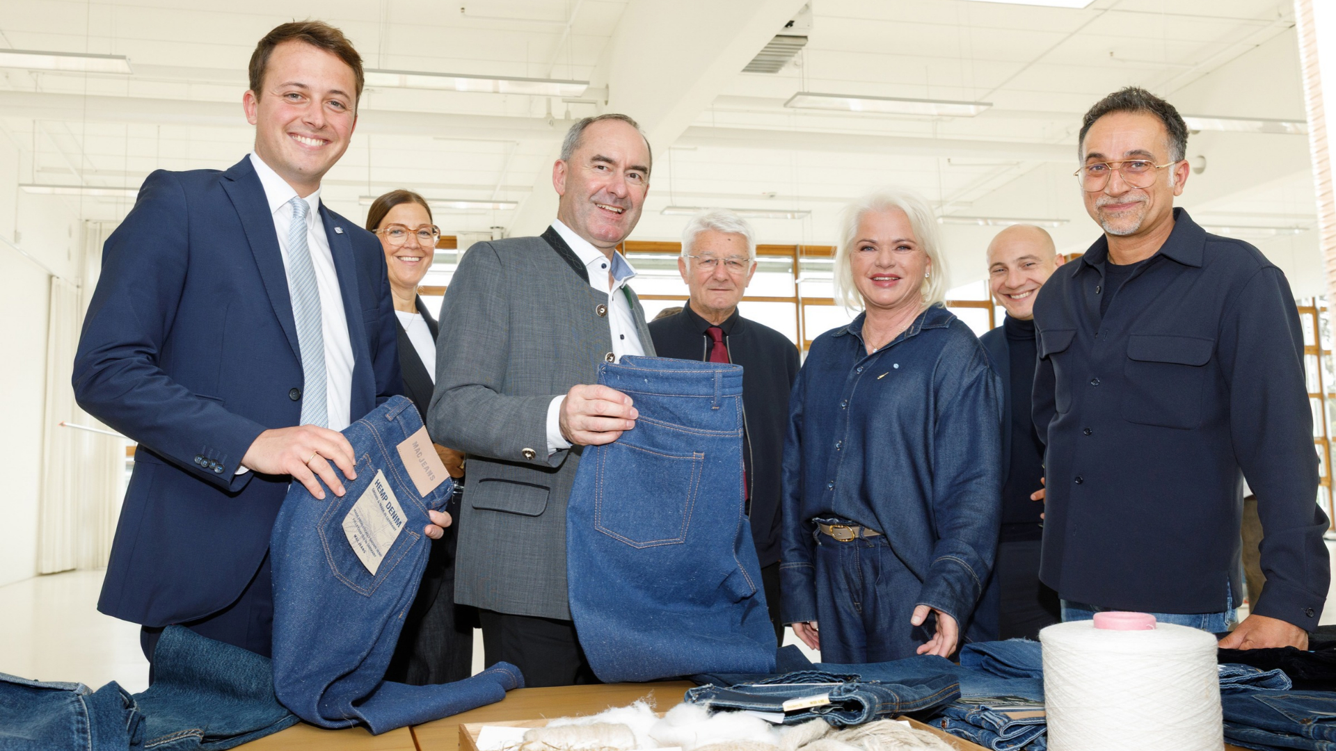 Hubert Aiwanger zu Besuch bei MAC Jeans