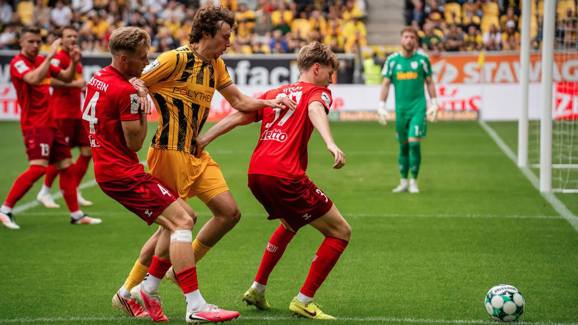 Das Team des SSV Jahn im Spiel gegen Aachen